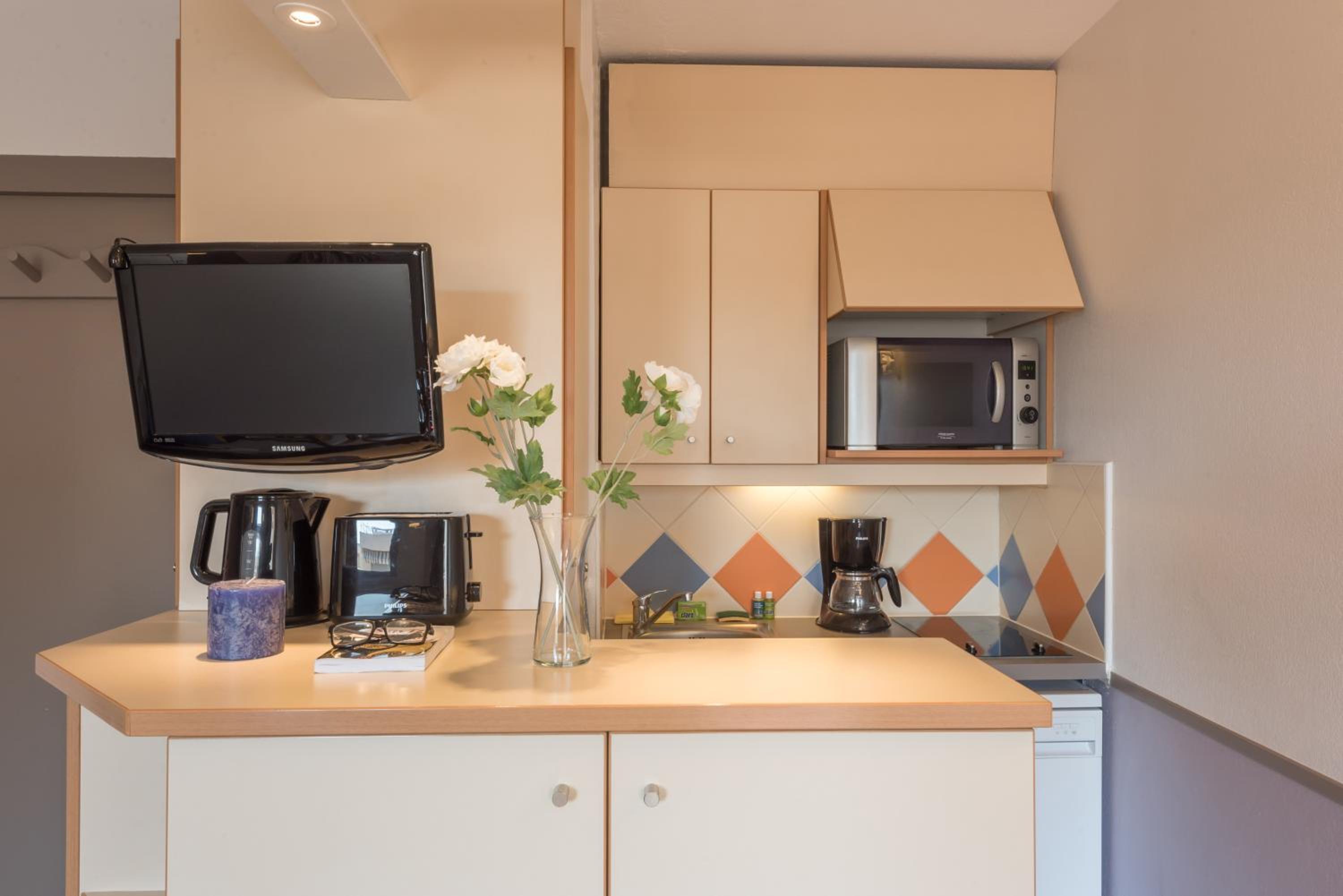 Studio with Sleeping Alcove (4 Adults) - Photo 4