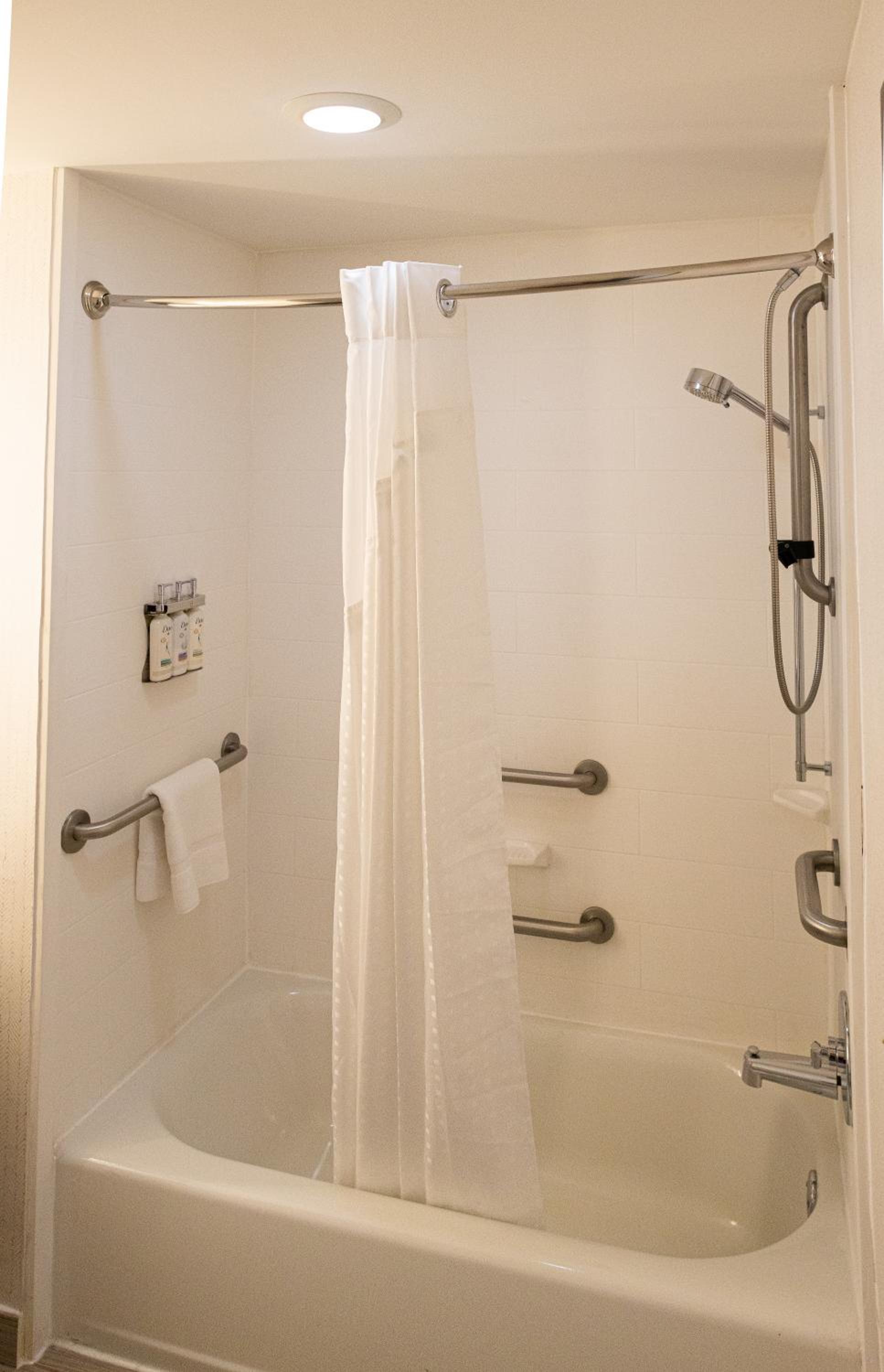 Queen Room with Bath Tub - Disability Access/Non-Smoking  - Photo 2