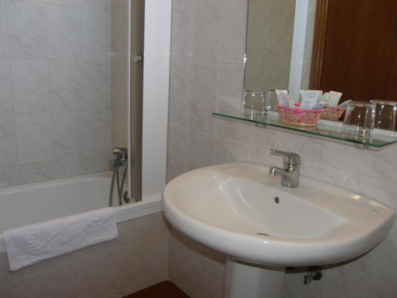 Twin Room - Photo 4