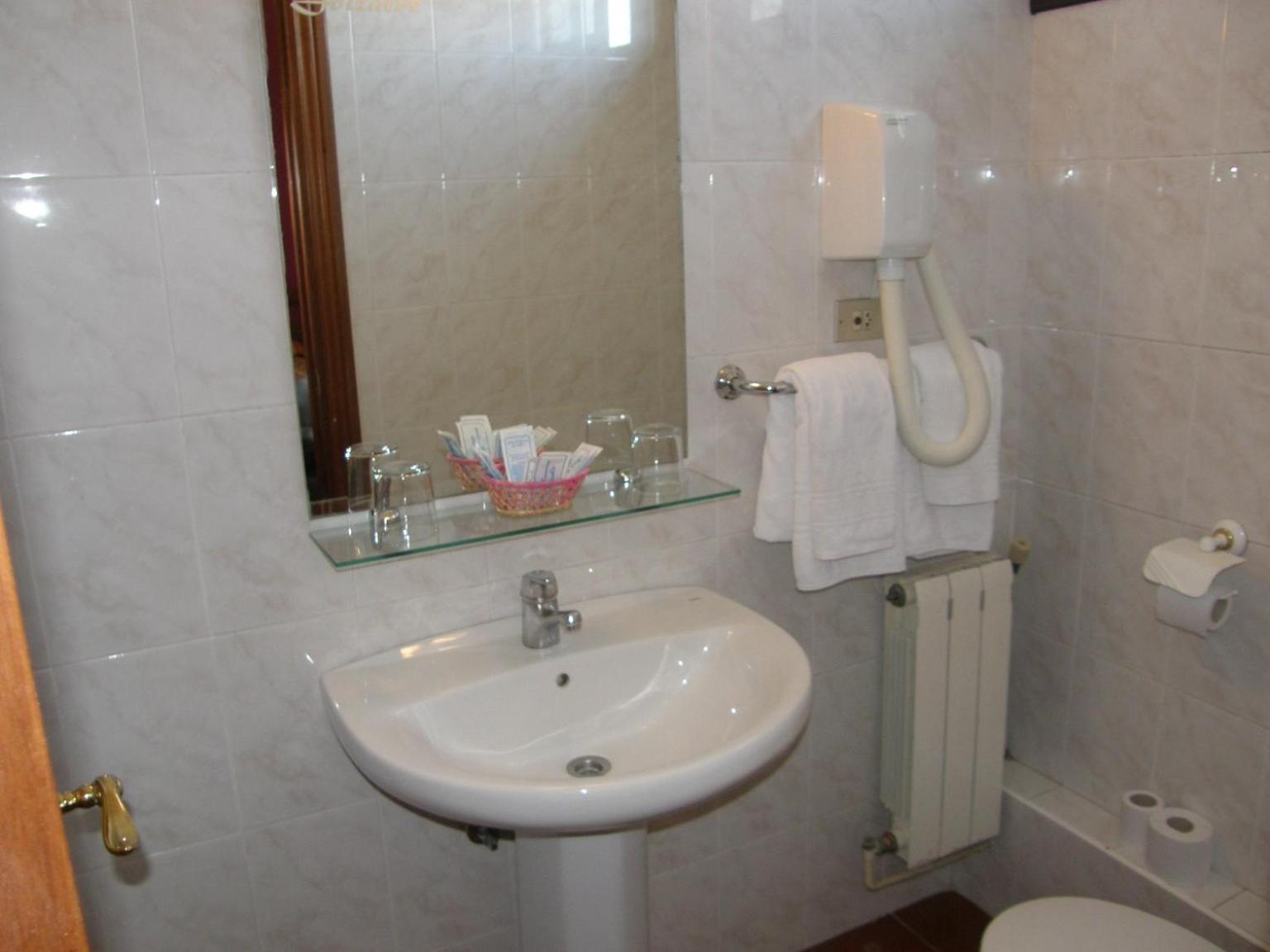 Twin Room - Photo 2