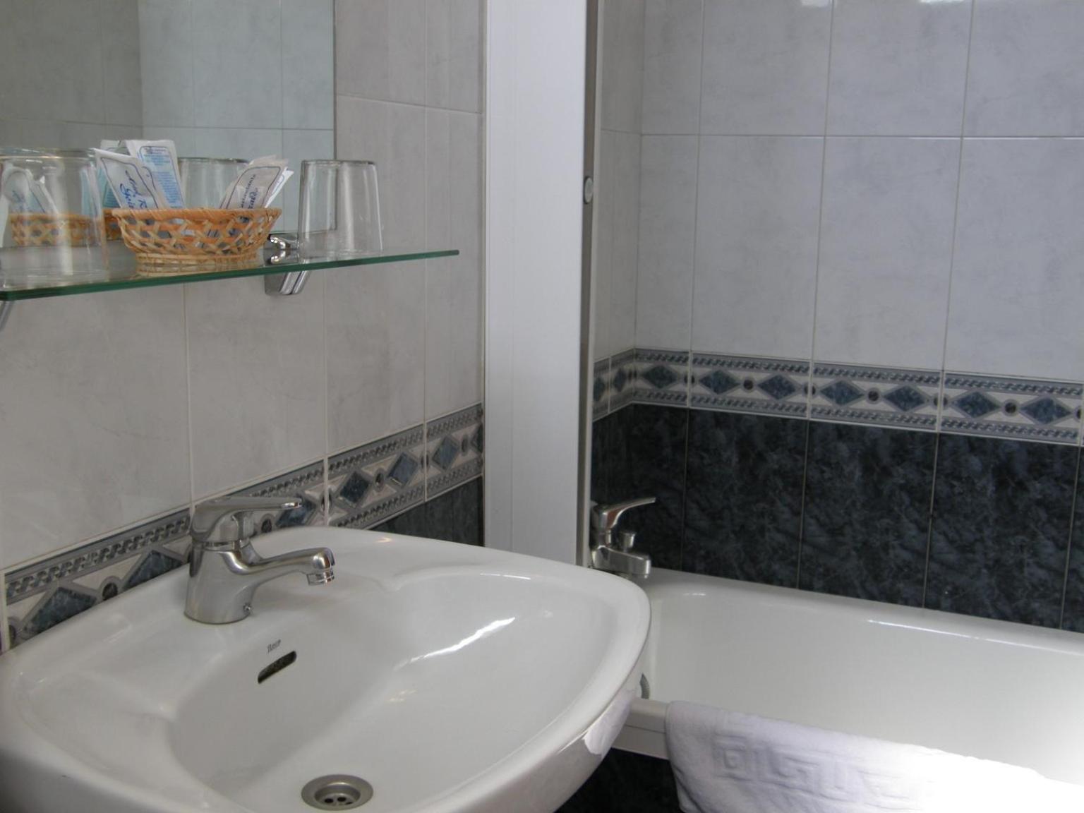 Twin Room - Photo 3
