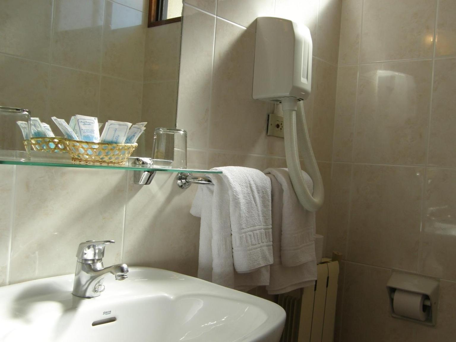 Twin Room - Photo 9