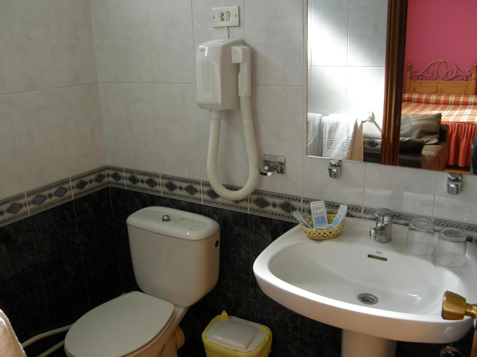 Twin Room - Photo 11