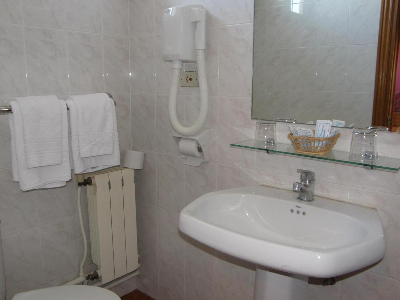 Twin Room - Photo 10