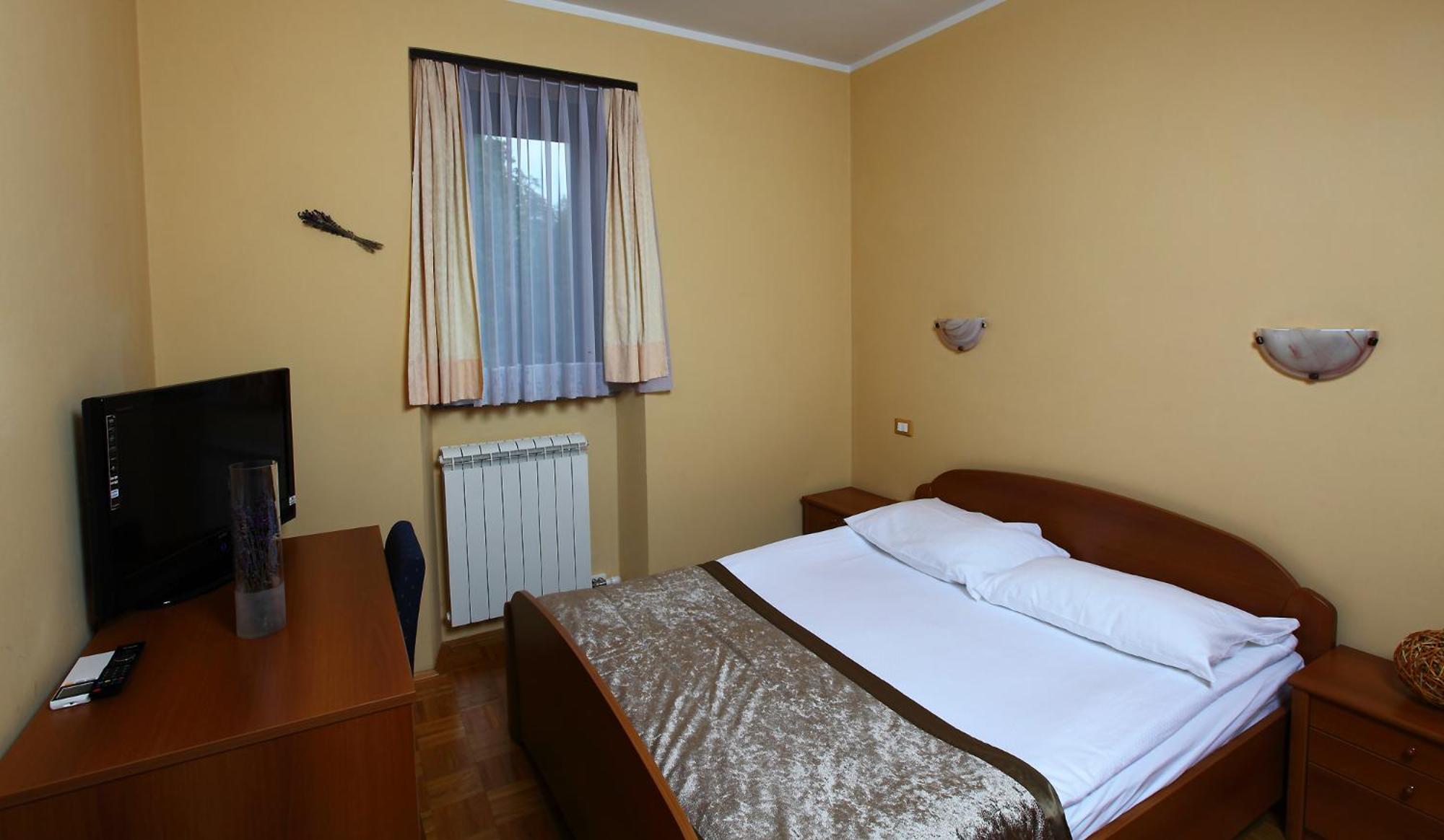 Double Room with Private Bathroom - Photo 2