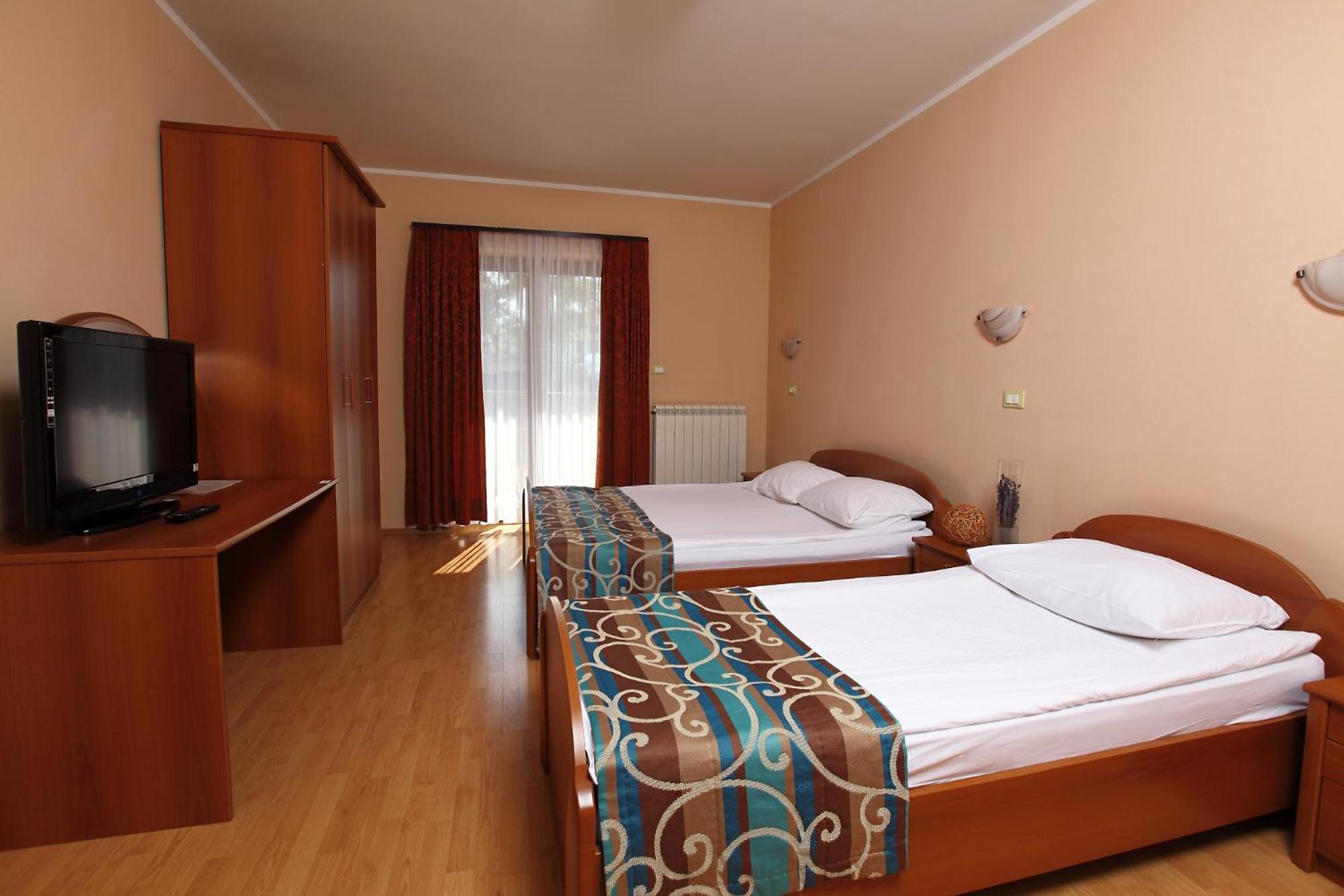 Triple Room with Bathroom - Photo 2