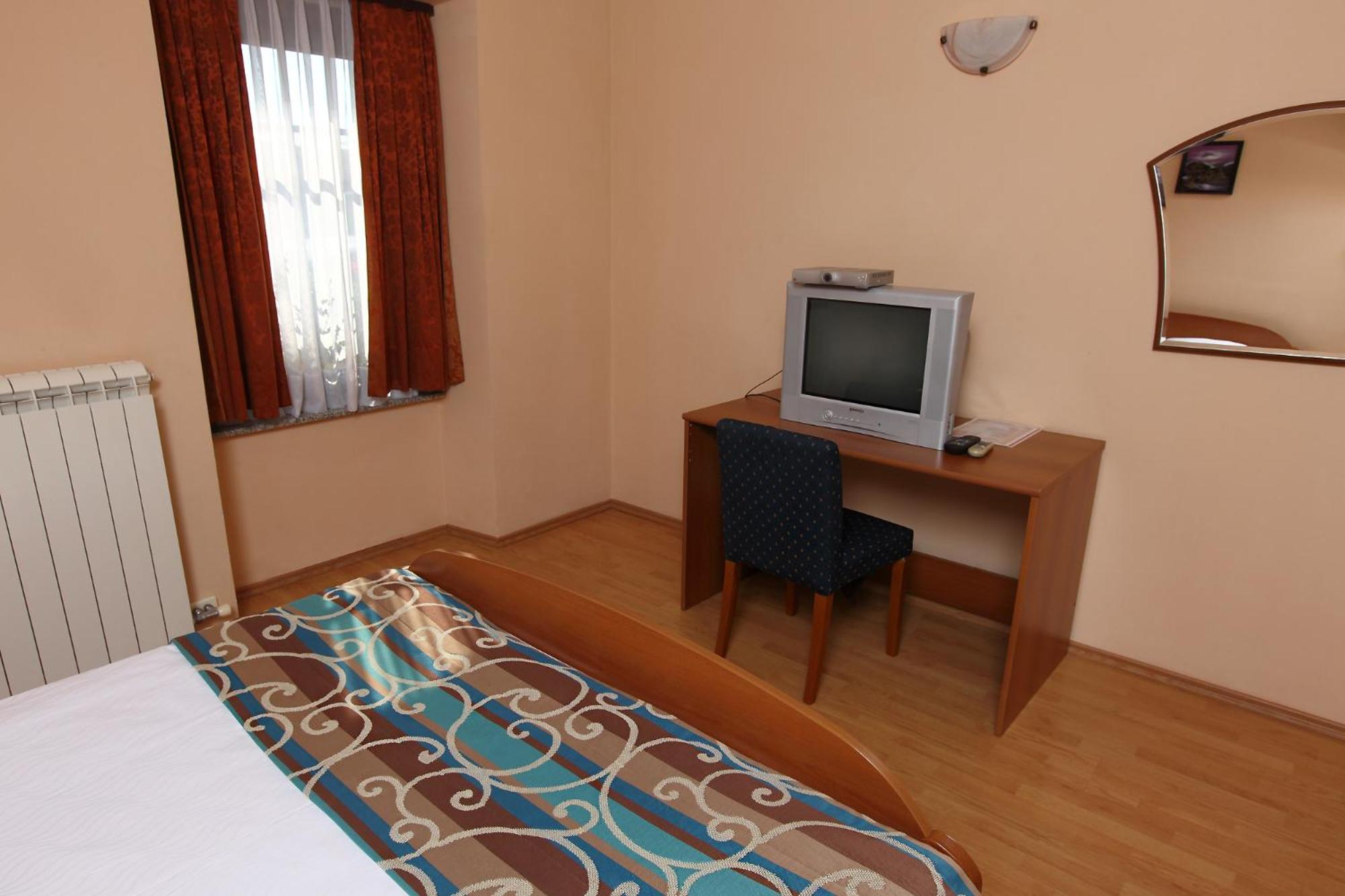 Triple Room with Bathroom - Photo 1