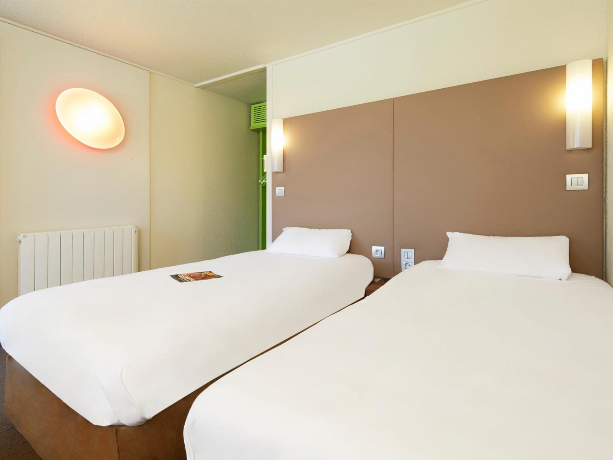 Standard Twin Room - Photo 4