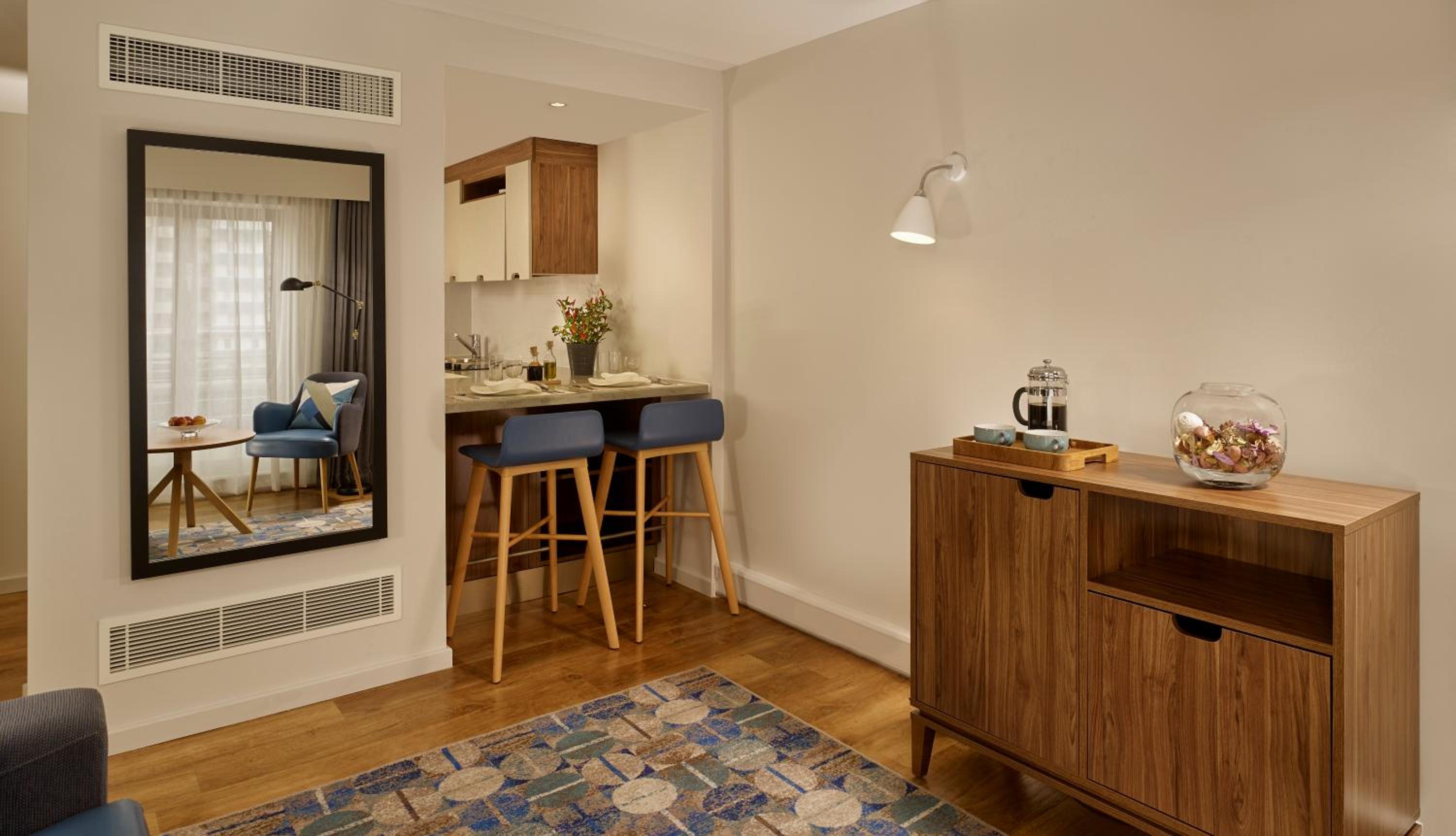 One-Bedroom Apartment photo 1