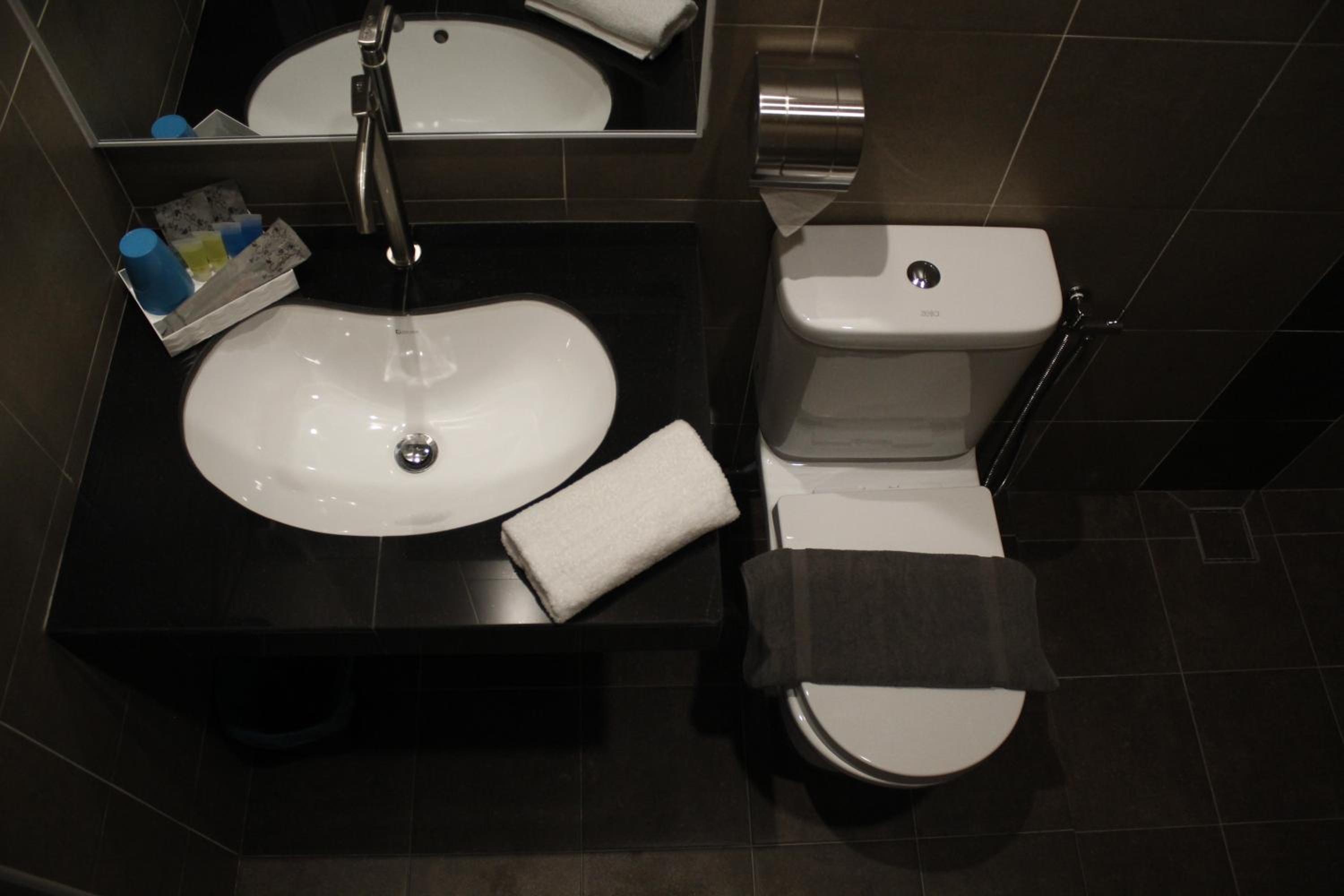 Family Room with Private Bathroom - Photo 7
