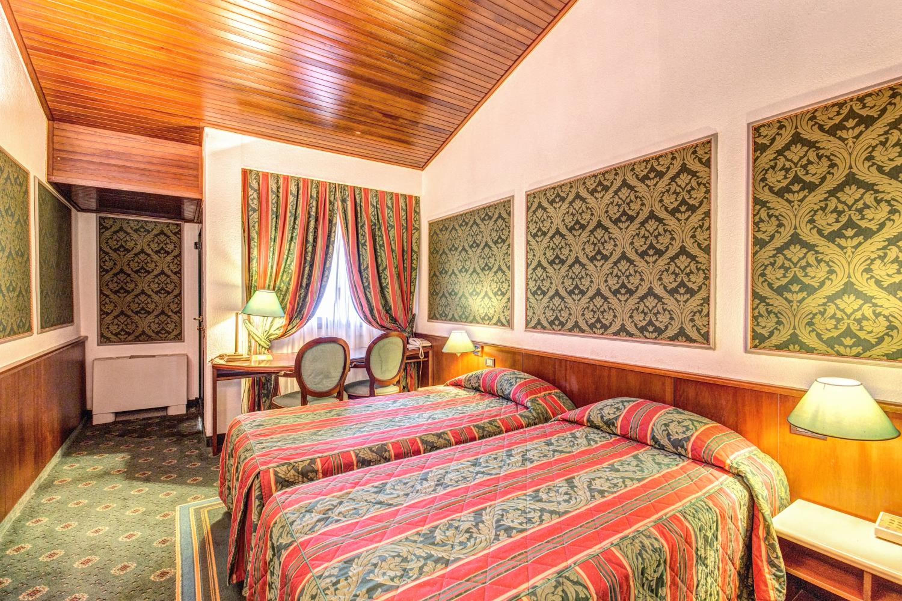 Twin Room - Photo 3