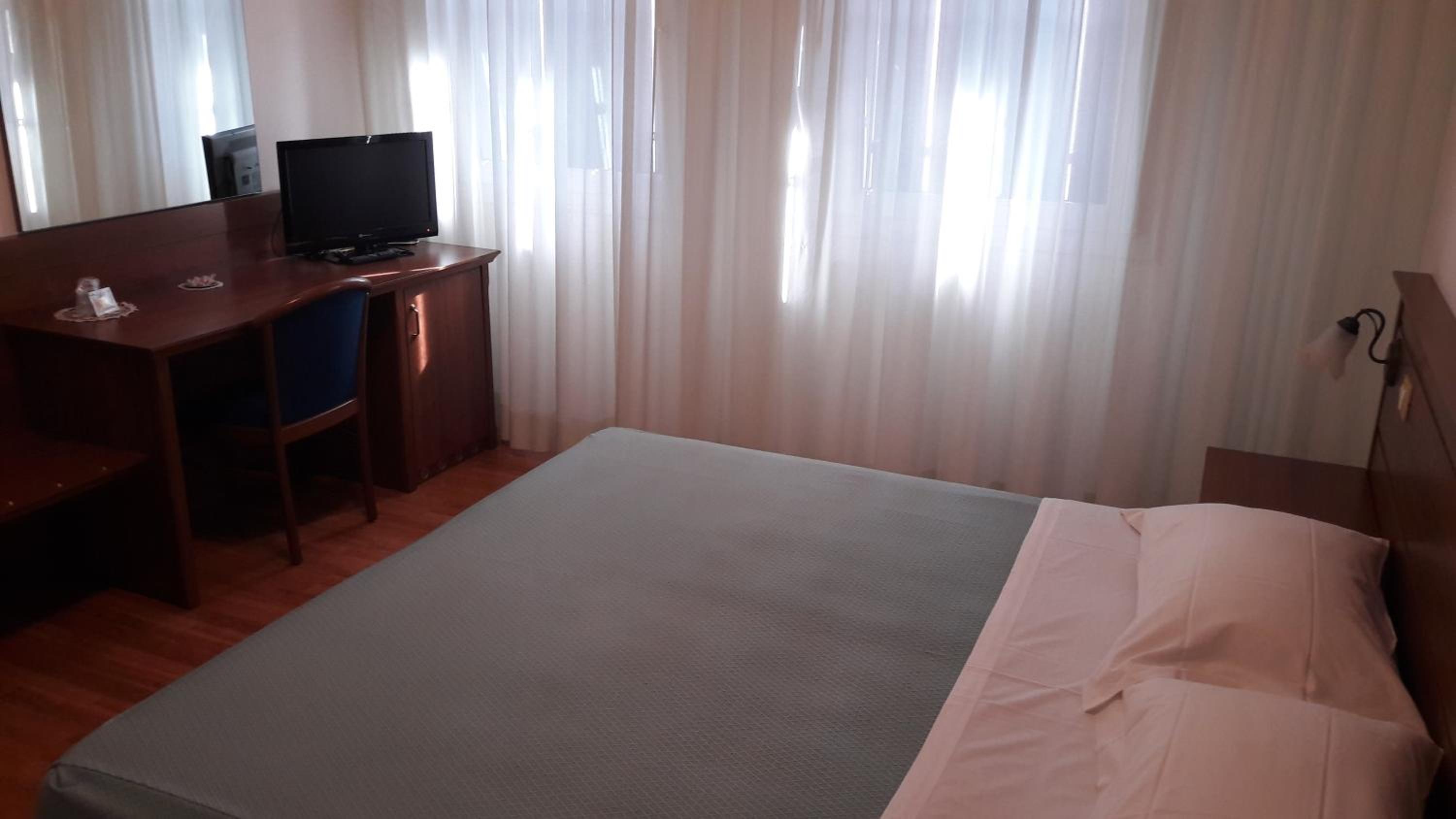 Double or Twin Room with Private Bathroom - Photo 1