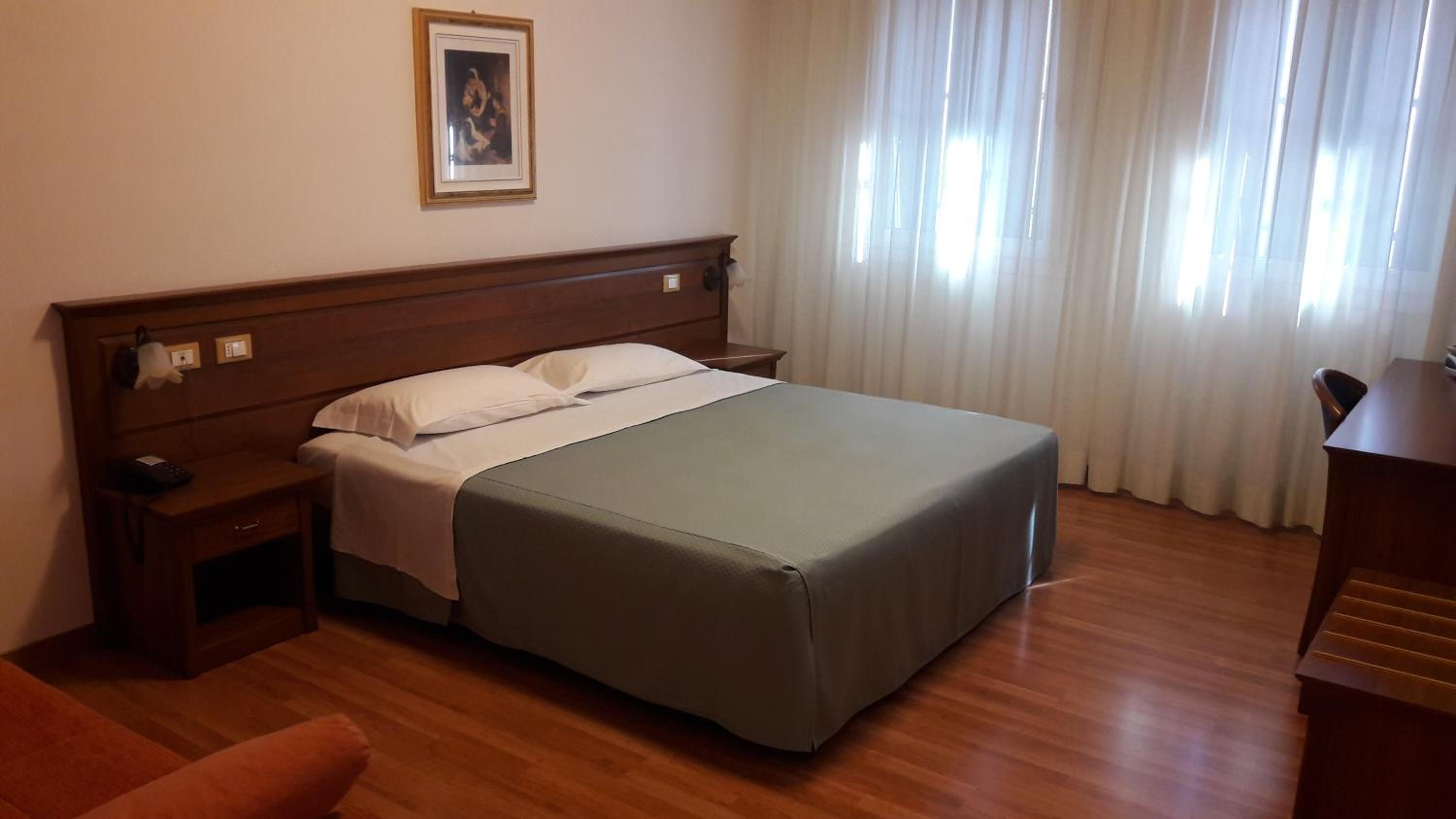 Double or Twin Room with Private Bathroom - Photo 4
