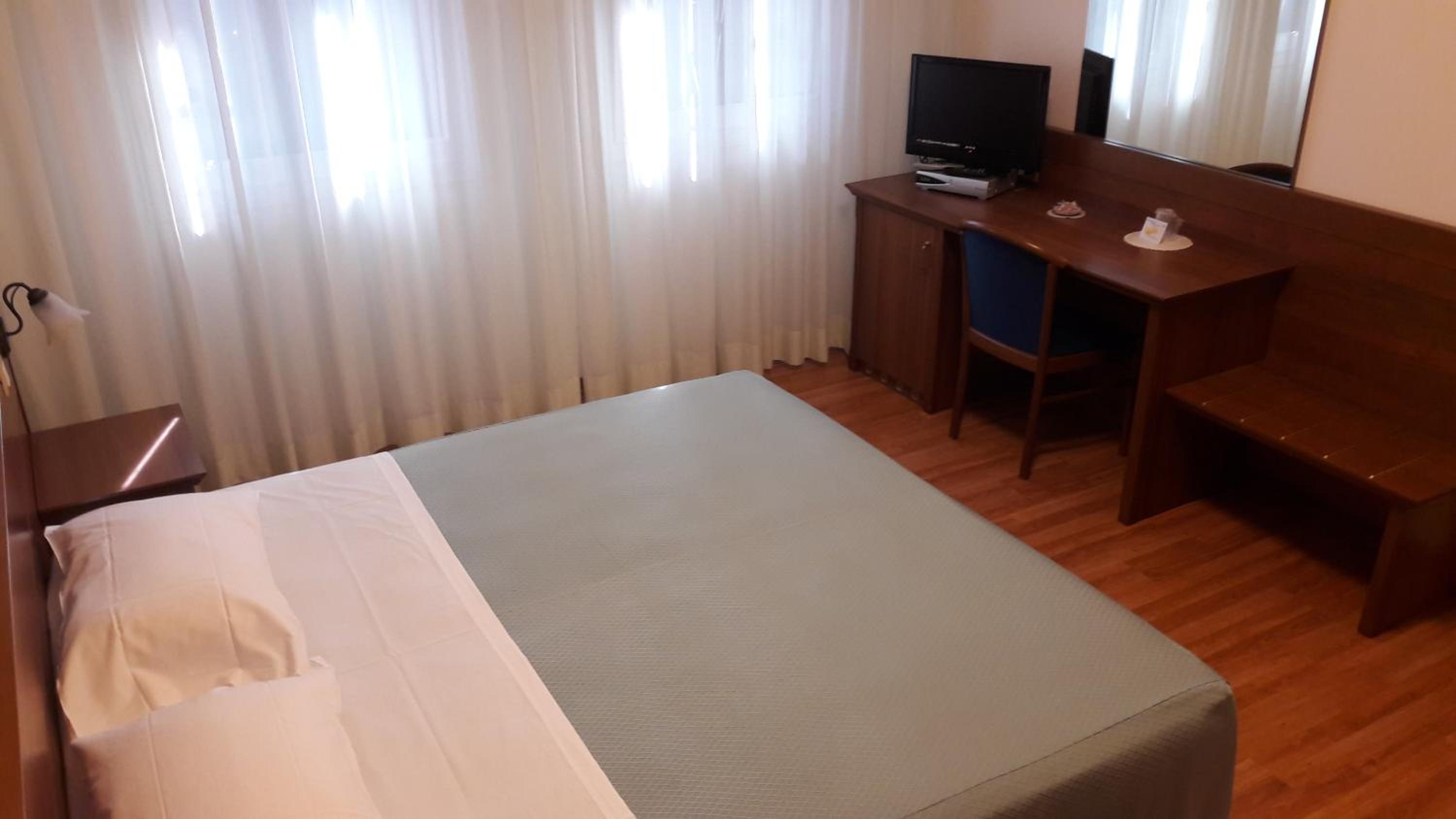 Double or Twin Room with Private Bathroom - Photo 2
