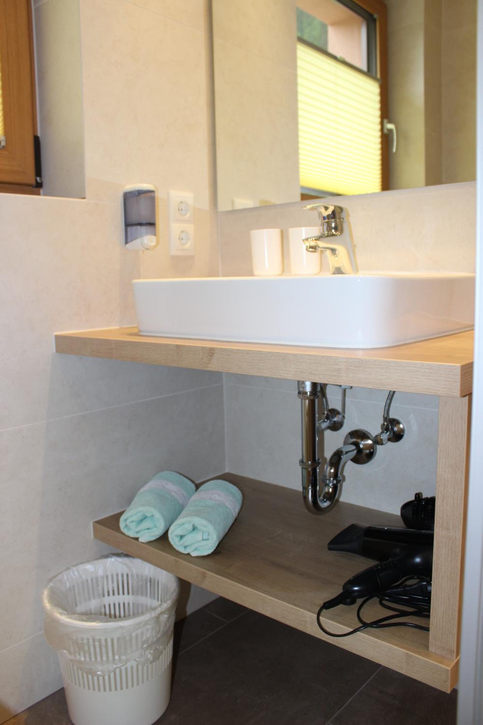 Double Room with Balcony - Photo 8
