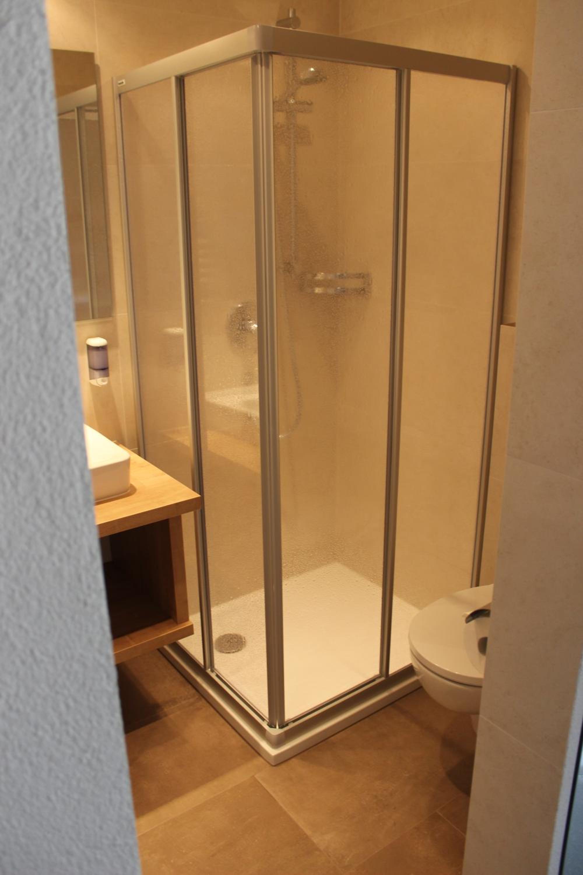Double Room with Balcony - Photo 9