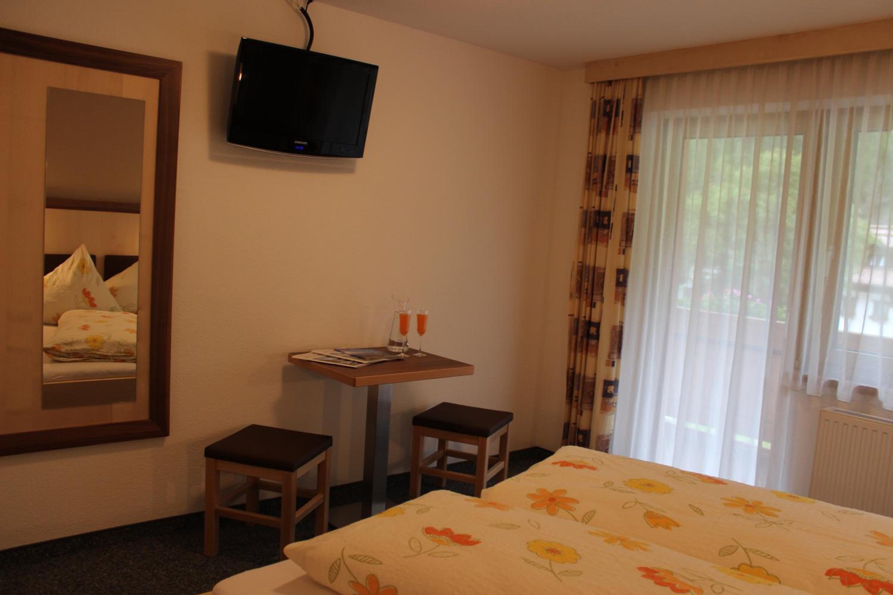 Double Room with Balcony - Photo 5