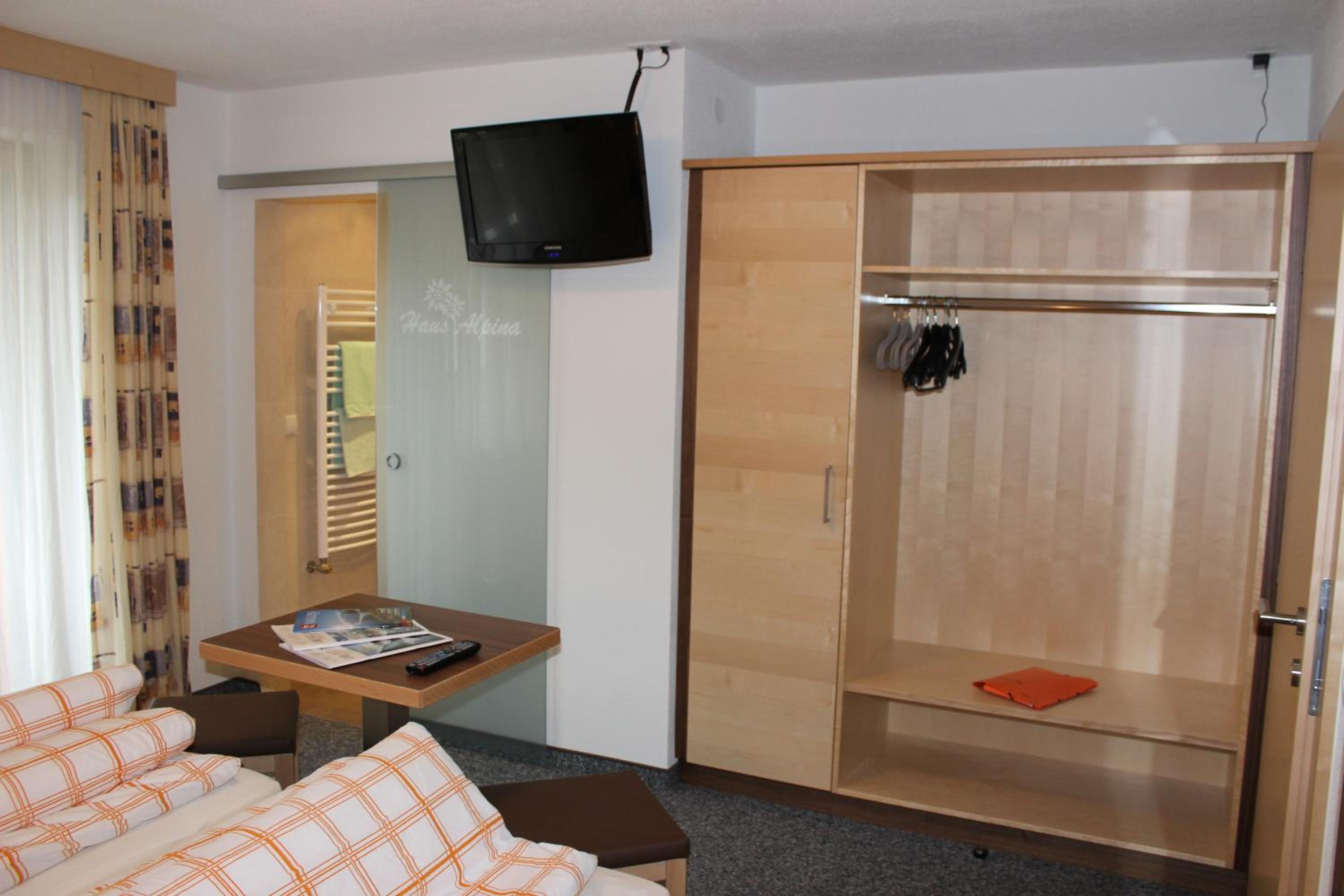Double Room with Balcony - Photo 4