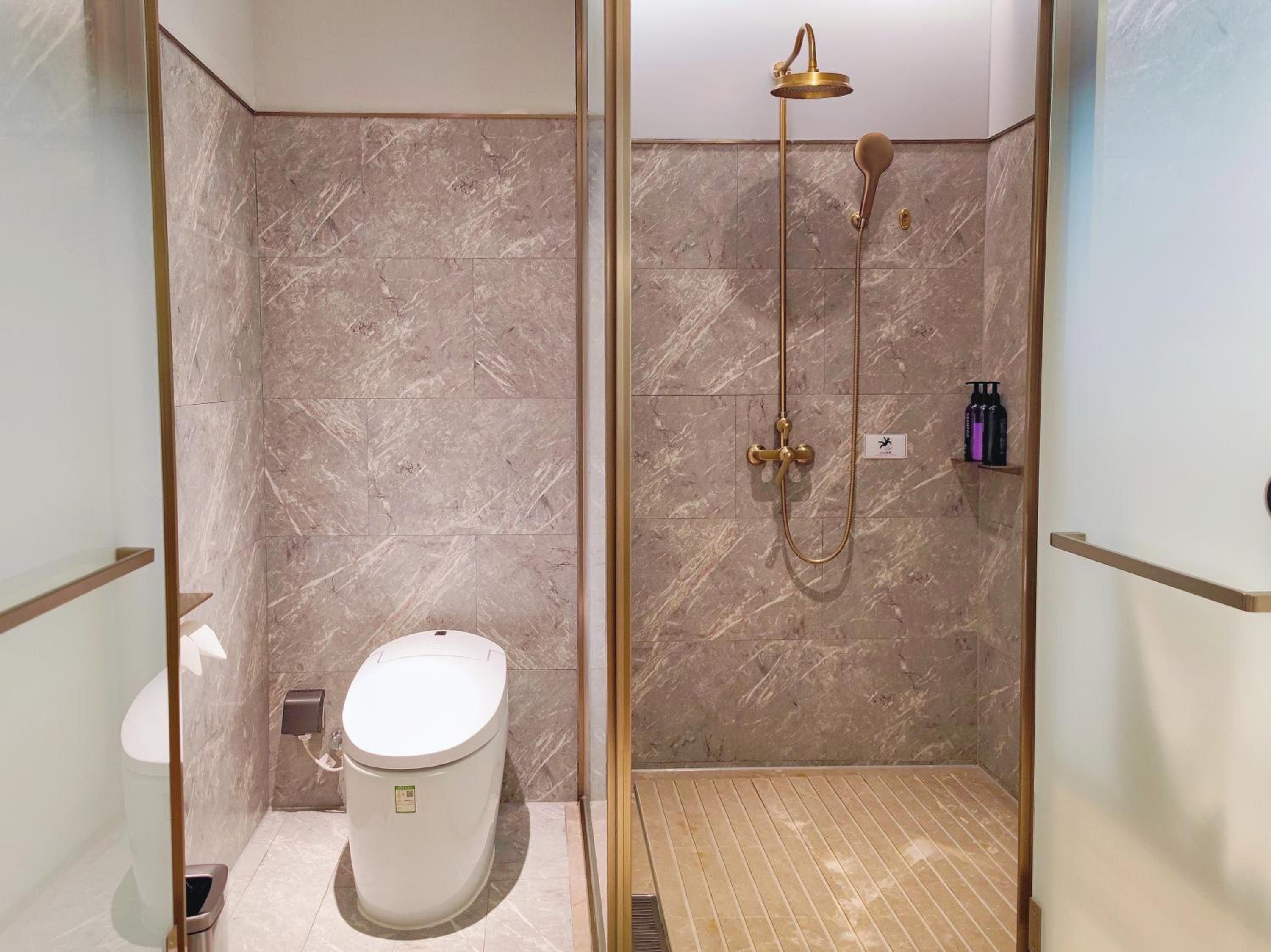 Deluxe King Suite - Photo 3