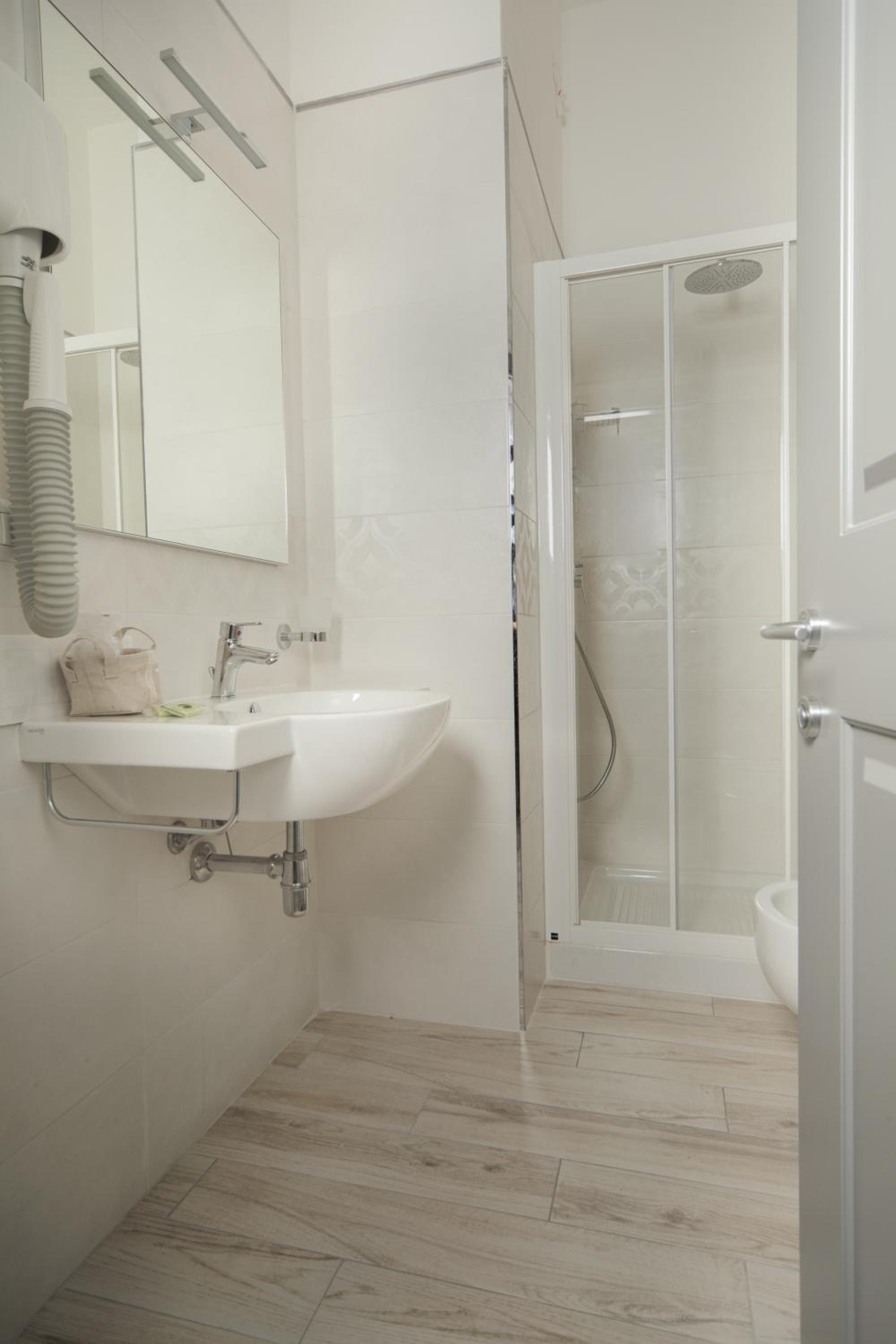 Double or Twin Room with Sea View - Photo 15