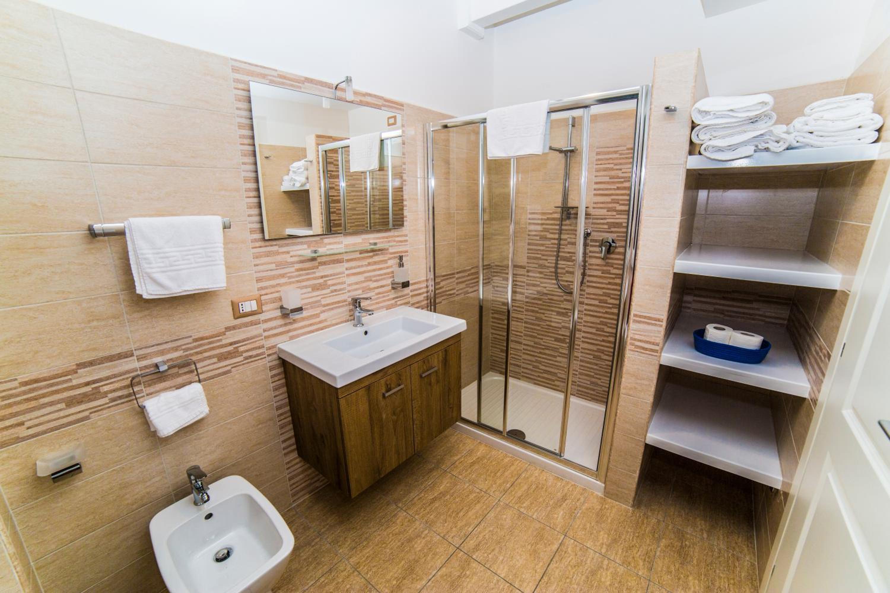 Double or Twin Room with Sea View - Photo 9