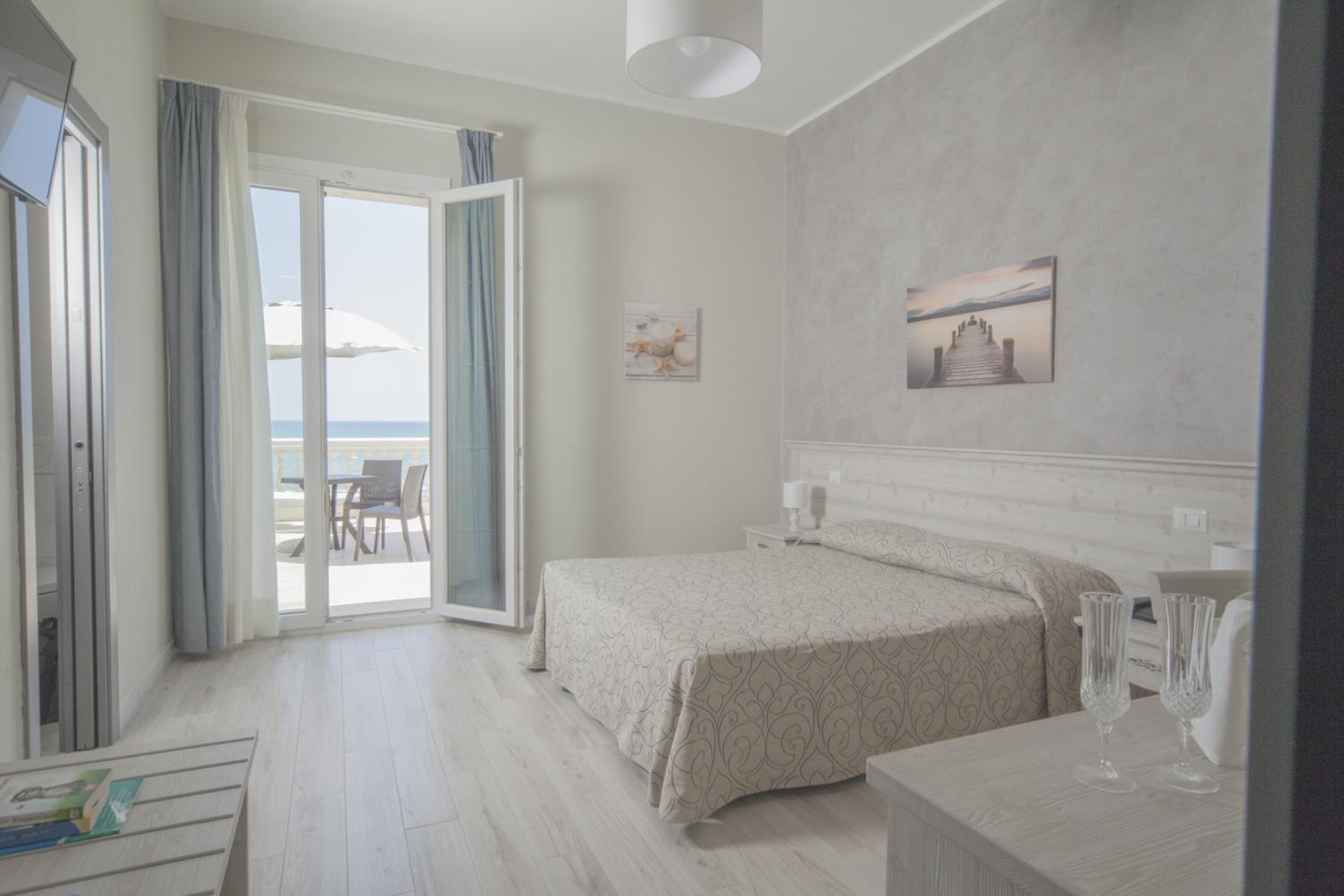 Double or Twin Room with Sea View - Photo 13