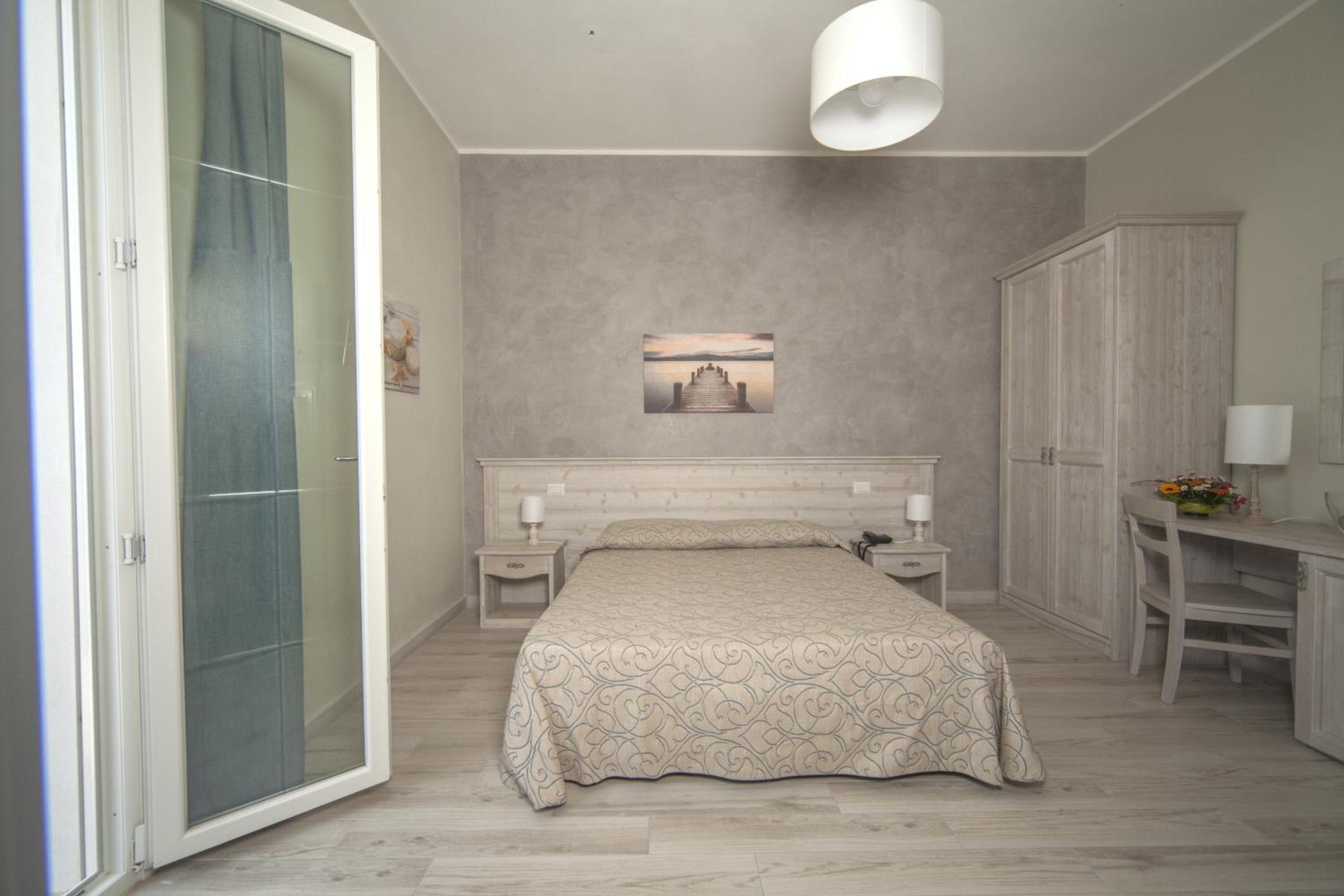 Double or Twin Room with Sea View - Photo 5