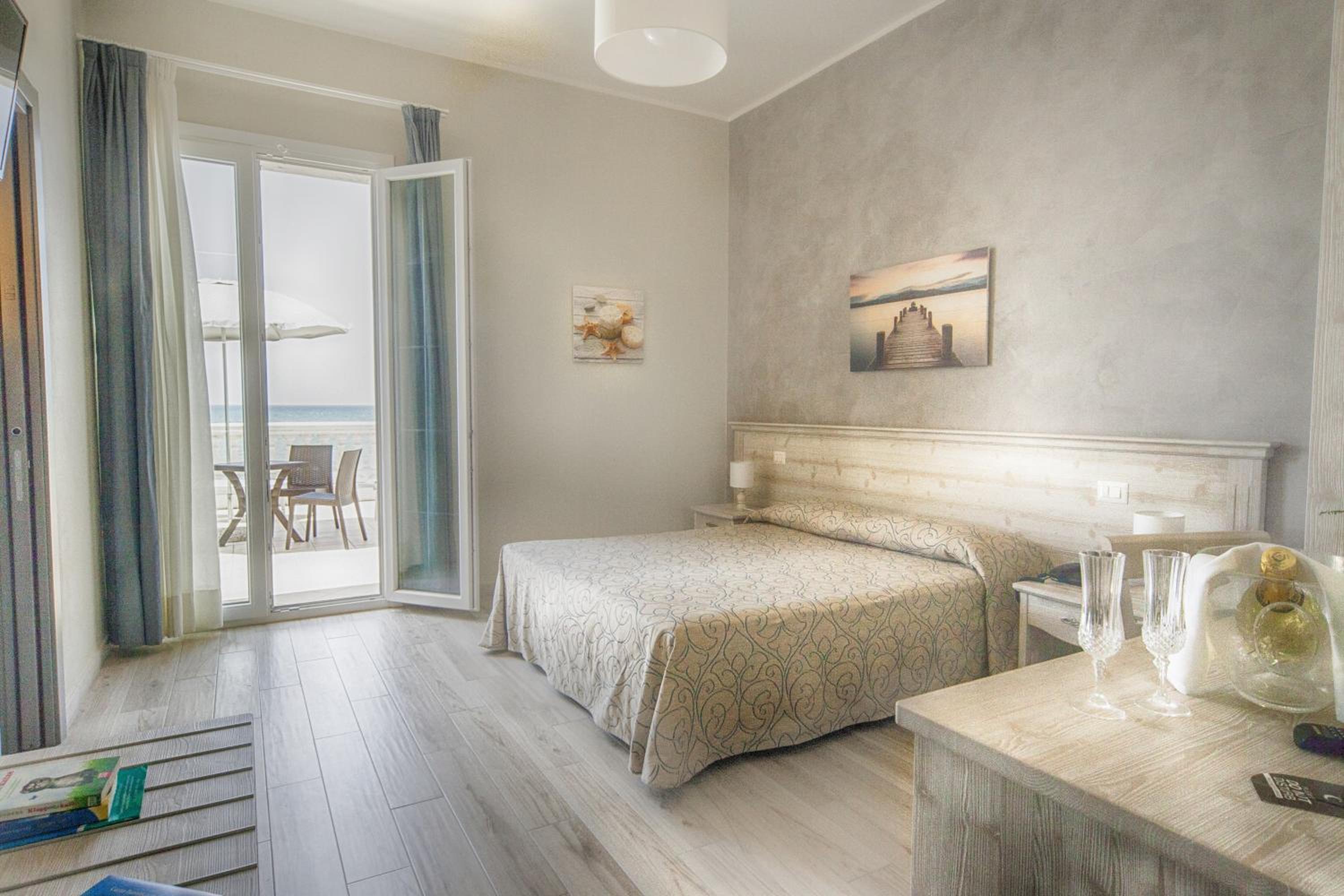 Double or Twin Room with Sea View - Photo 12