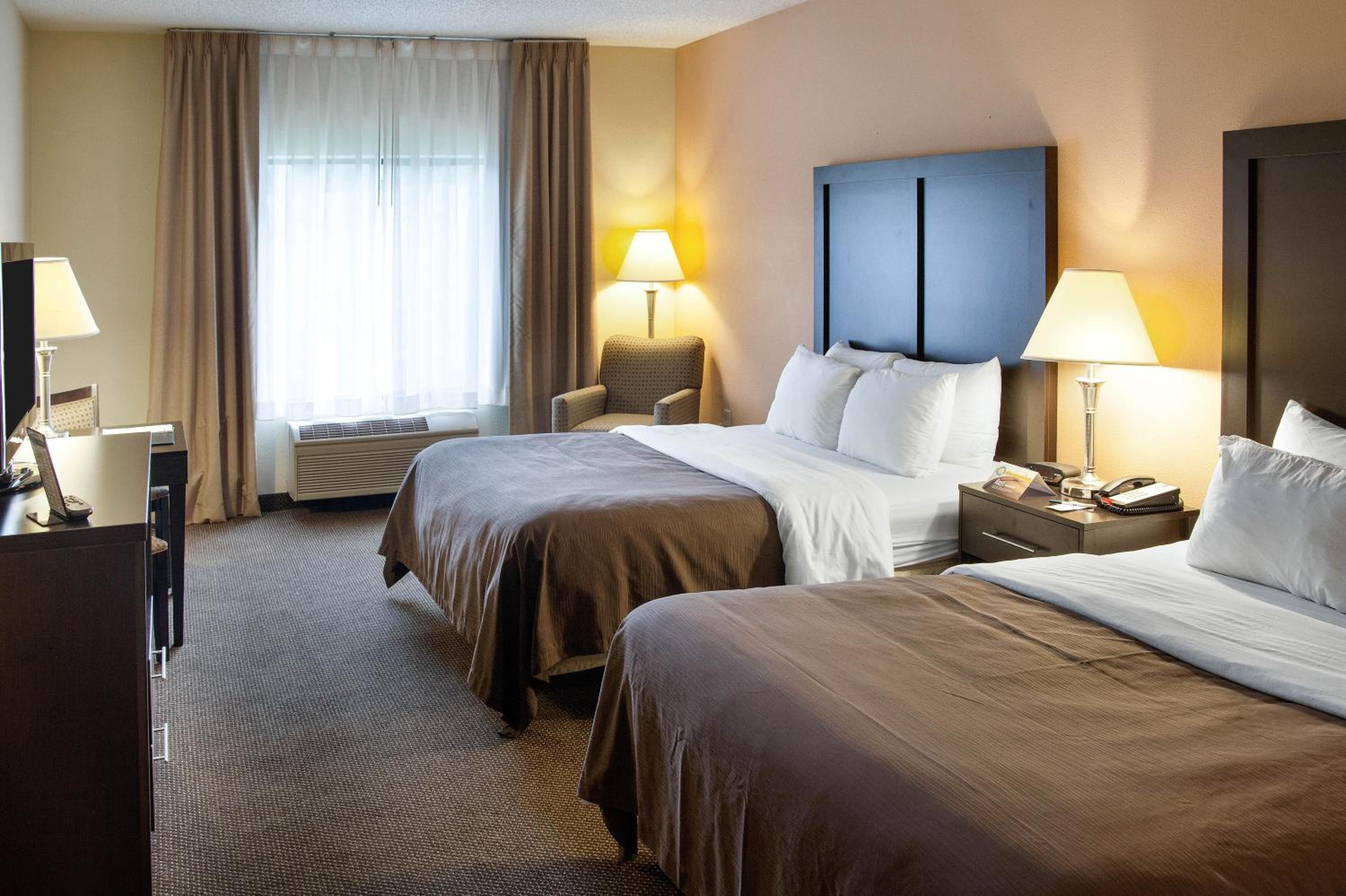 Queen Room with Two Queen Beds - Non-Smoking - Photo 6