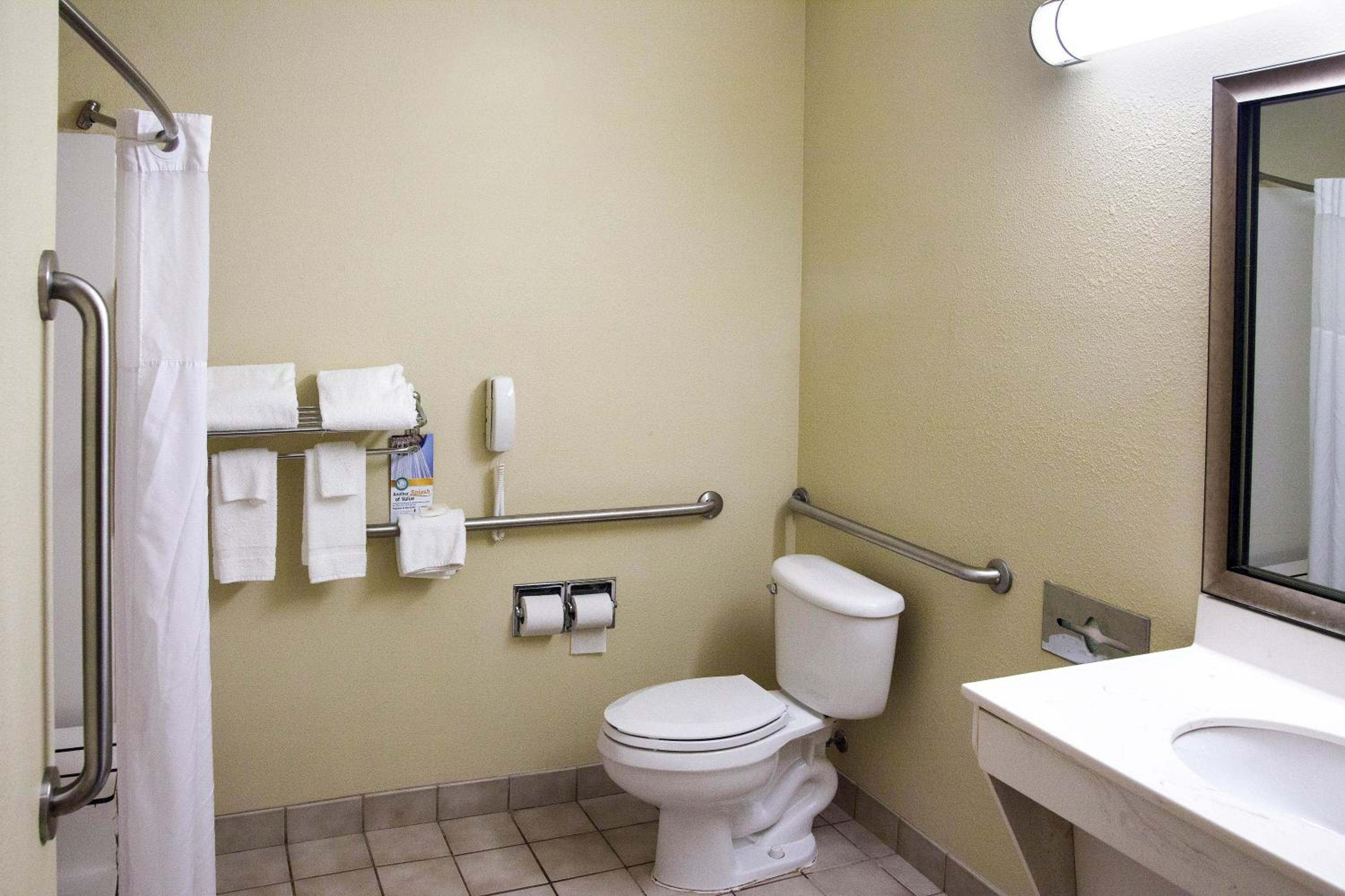 Queen Room with Two Queen Beds - Non-Smoking - Photo 2