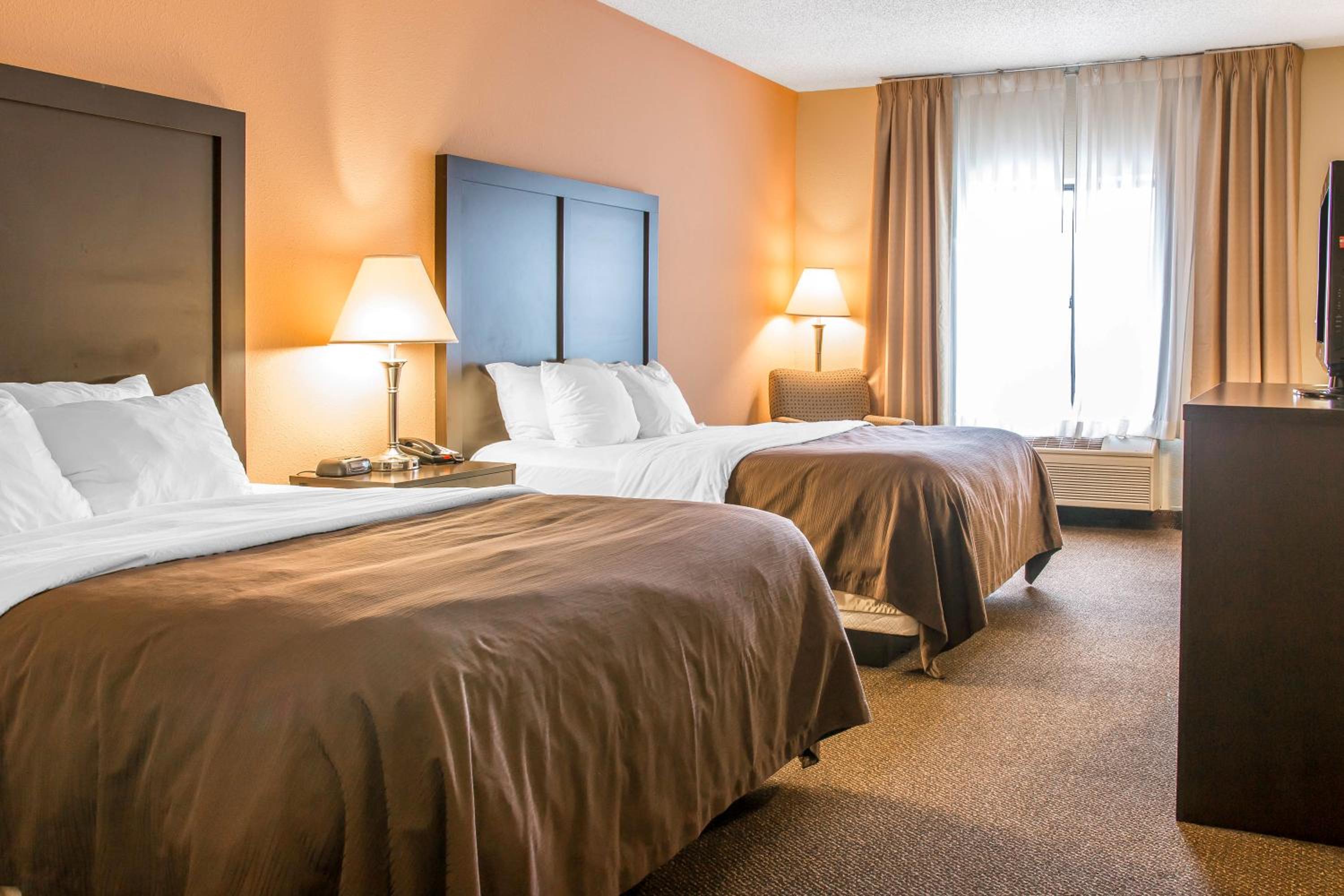 Queen Room with Two Queen Beds - Non-Smoking - Photo 4