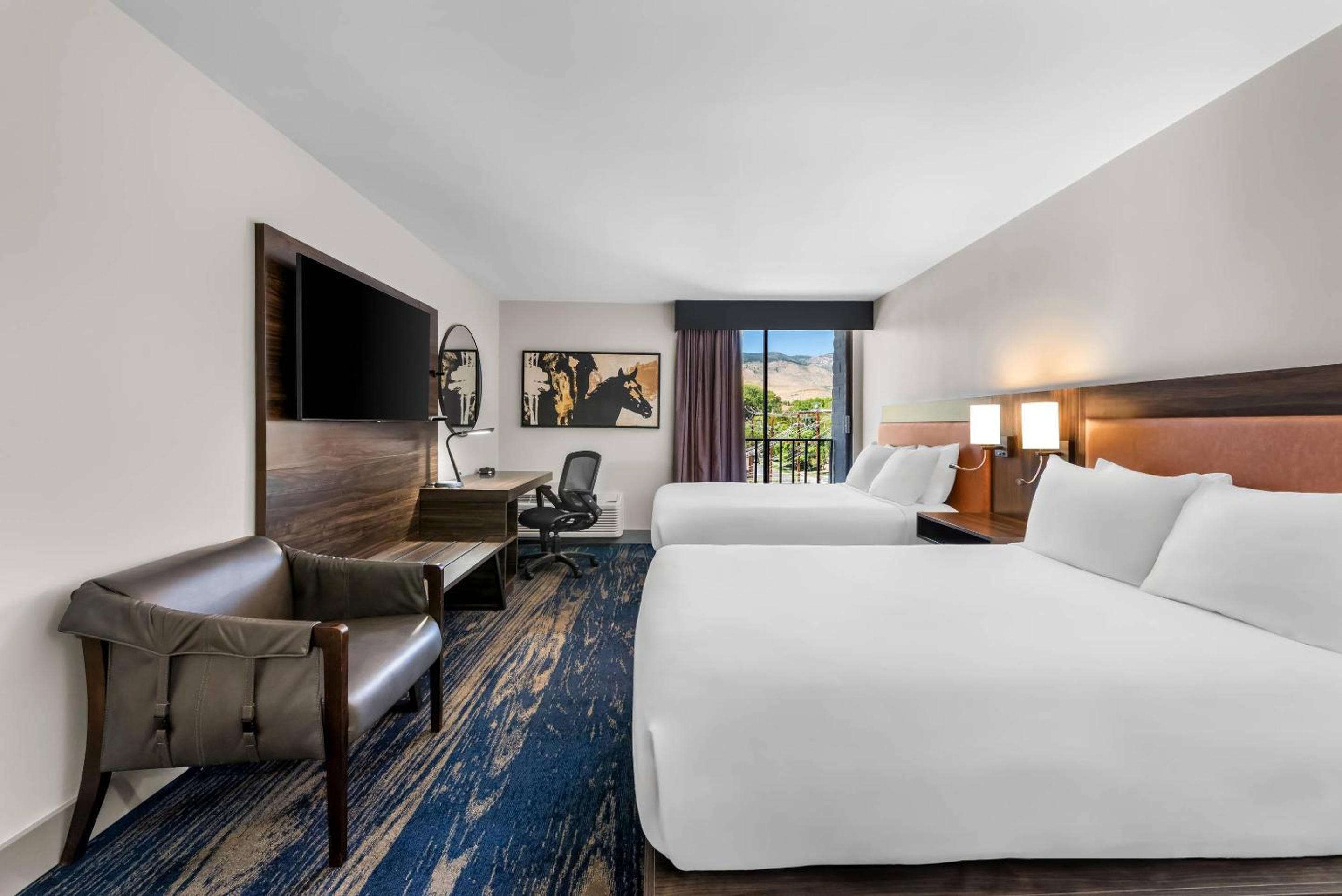 Deluxe Queen Room with Two Queen Beds - Photo 4