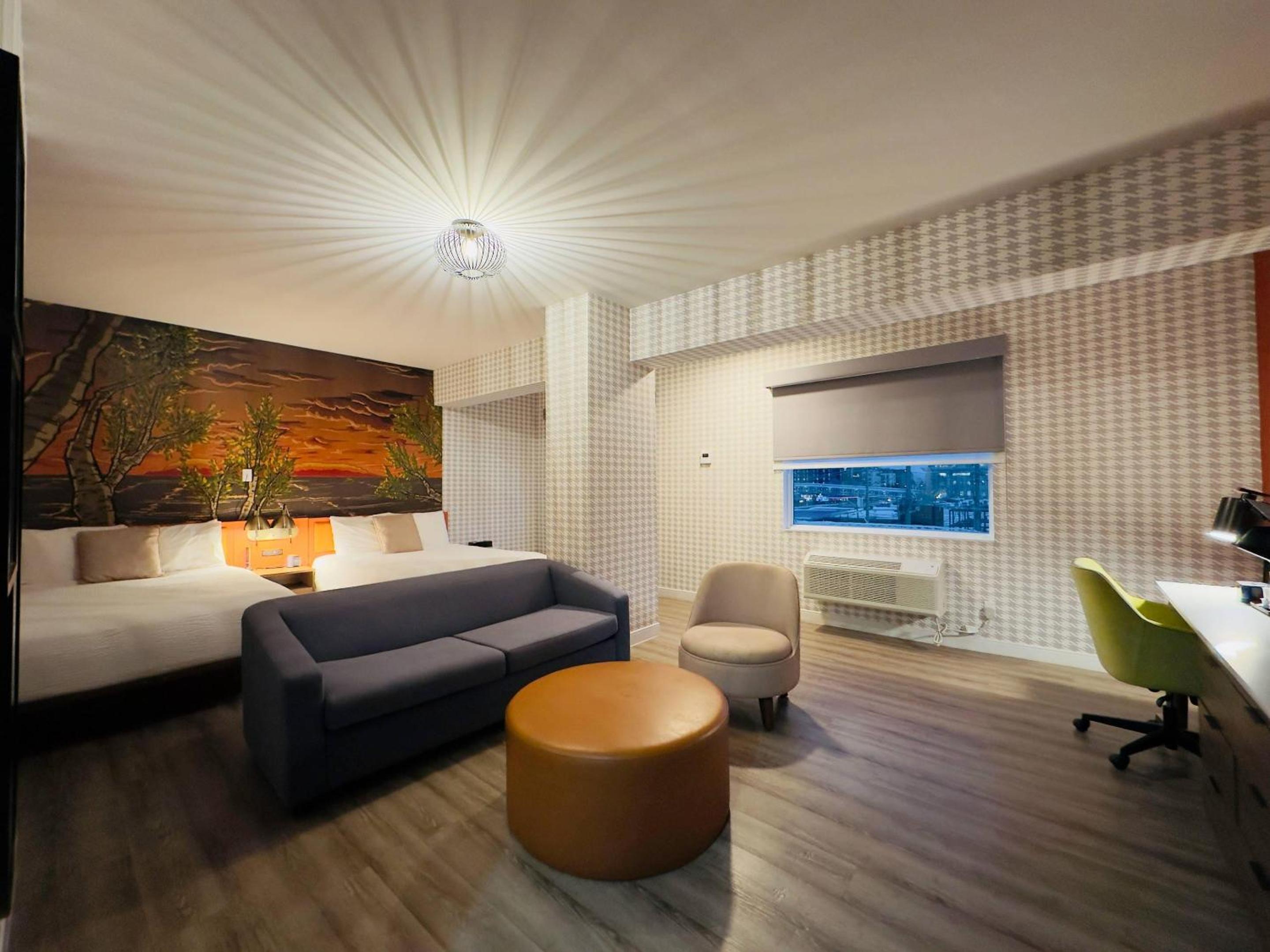 Queen Suite with Two Queen Beds and Sofa Bed - Non Smoking
