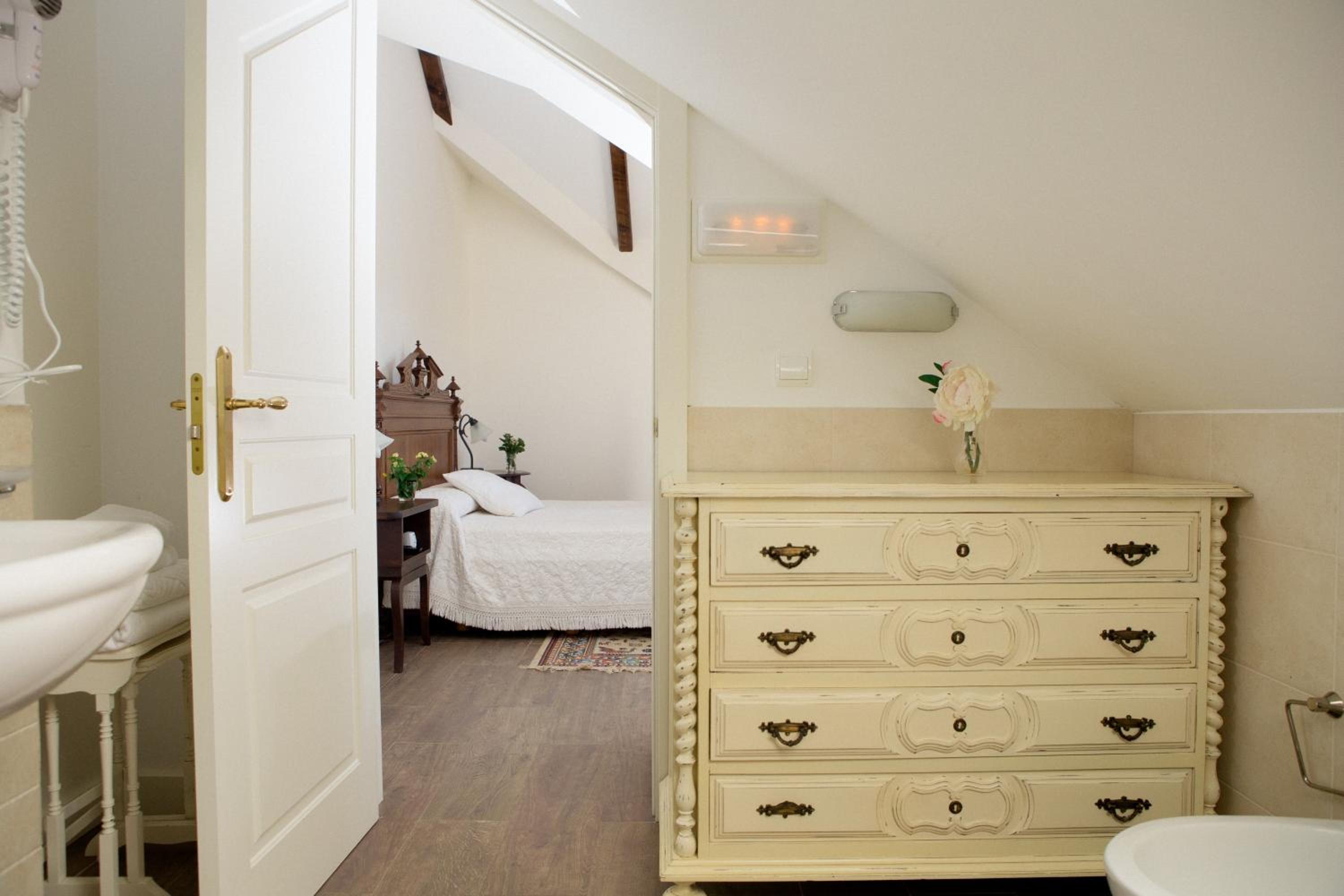 Standard Double or Twin Room - Photo 14