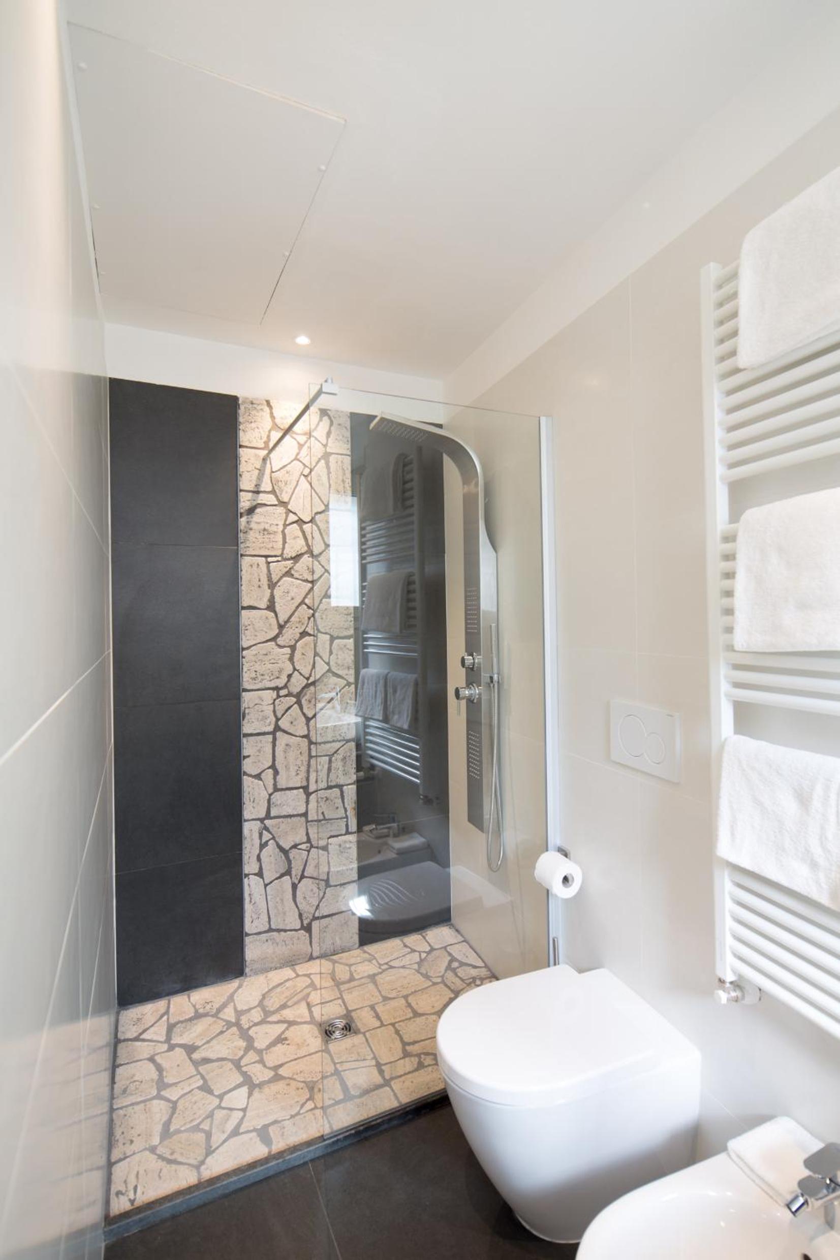 Double or Twin Room - Photo 7