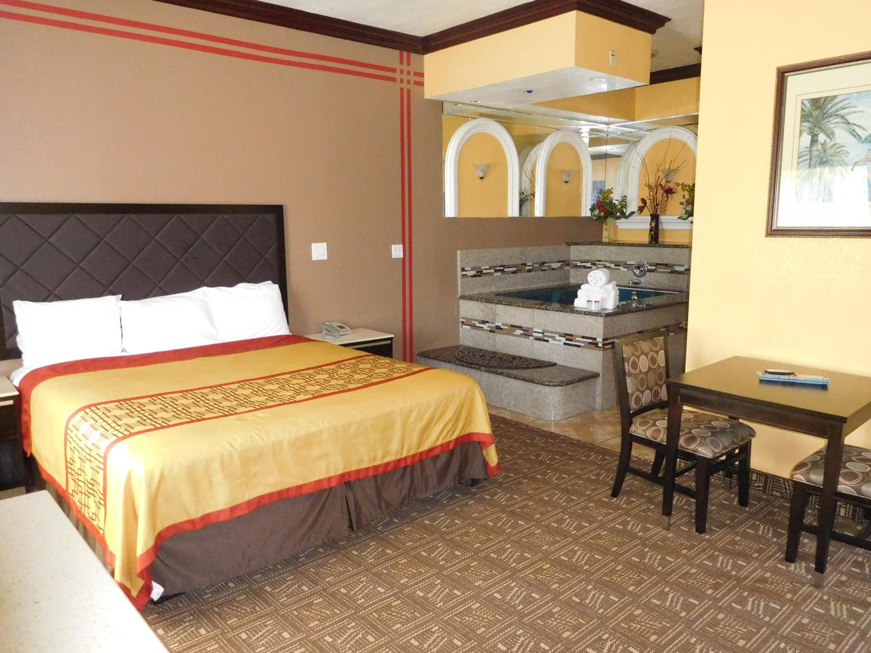 King Suite with Spa Bath and Sofa Bed photo 2