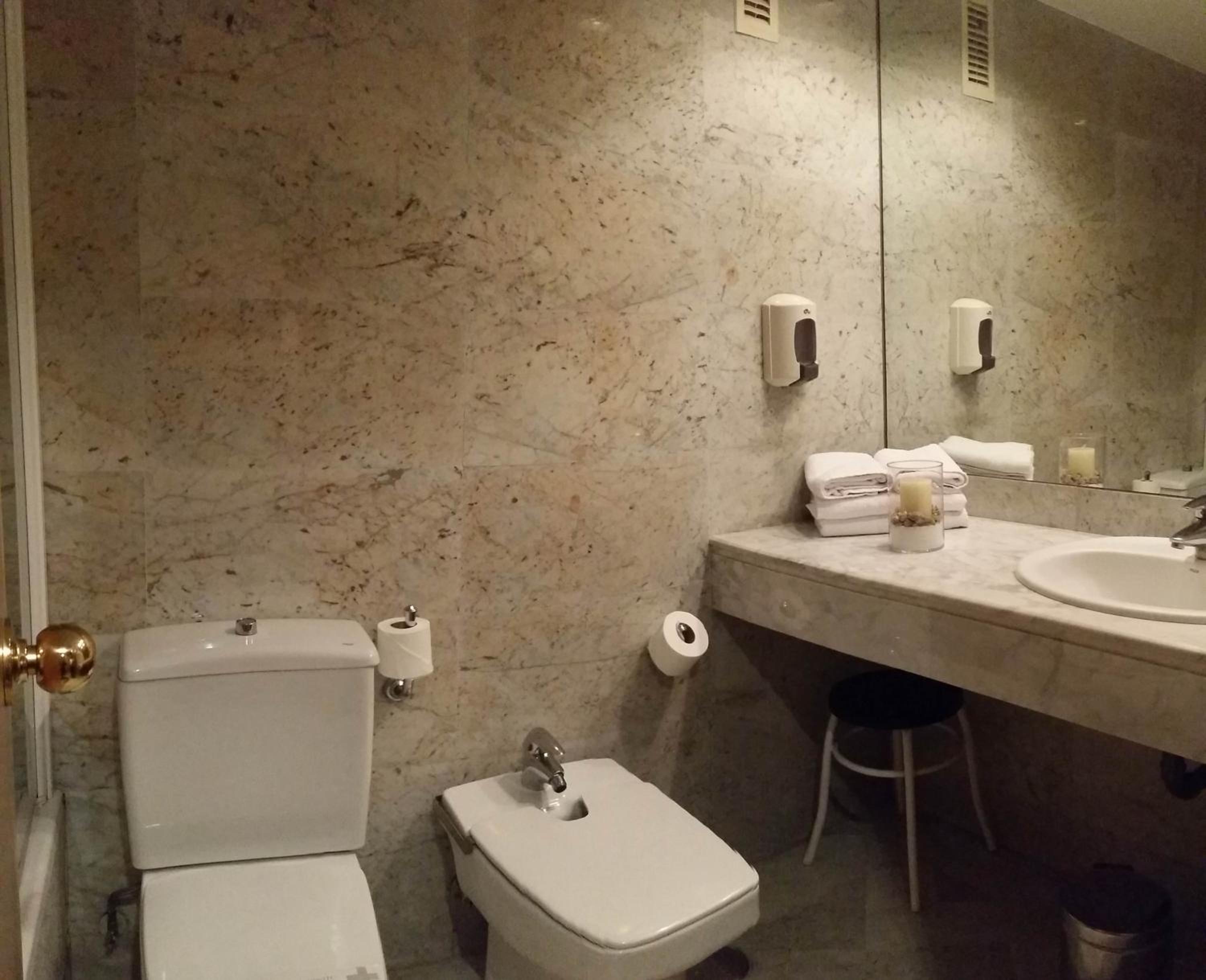 Double or Twin Room - Photo 5