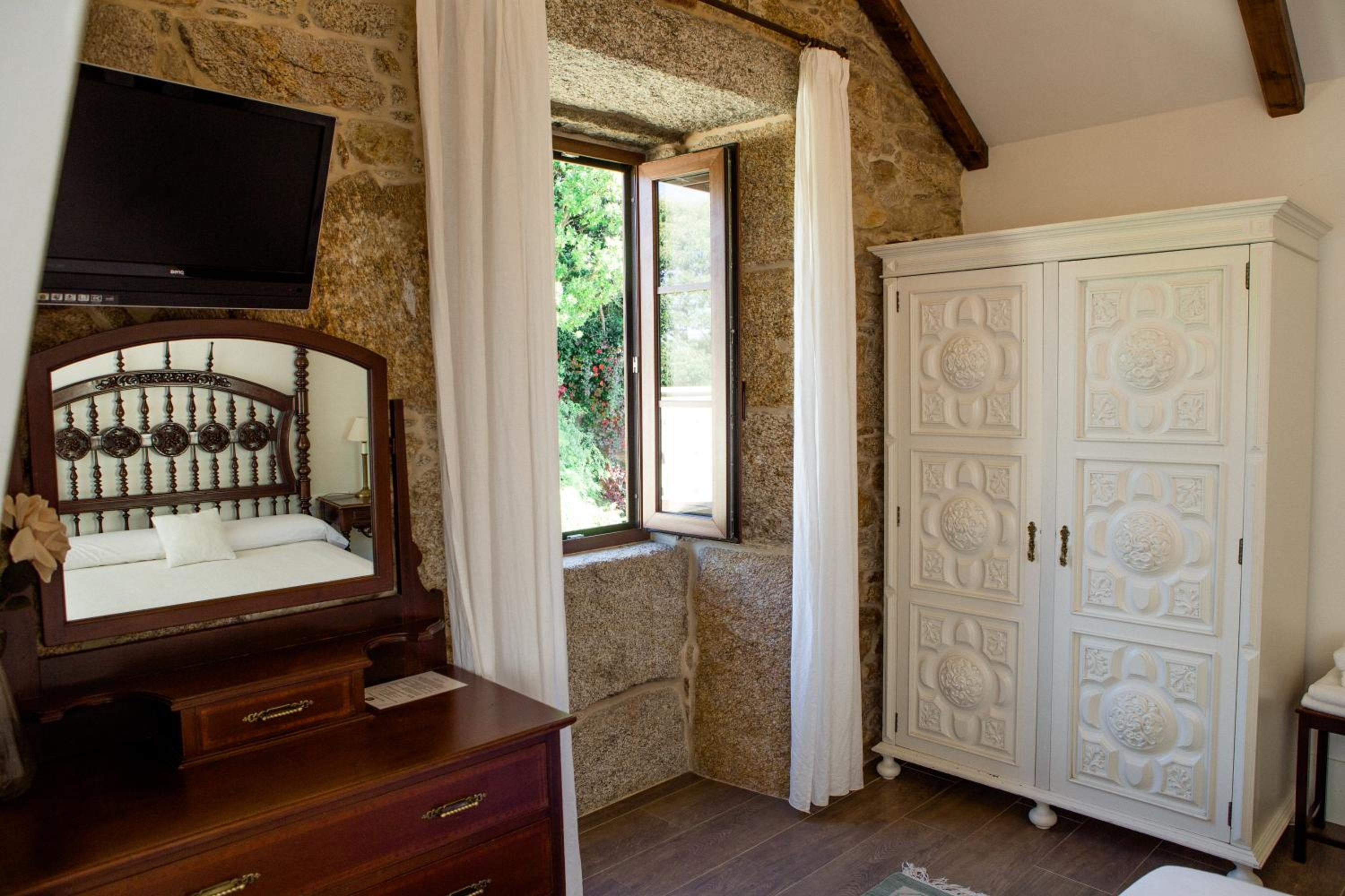 Standard Double or Twin Room - Photo 13