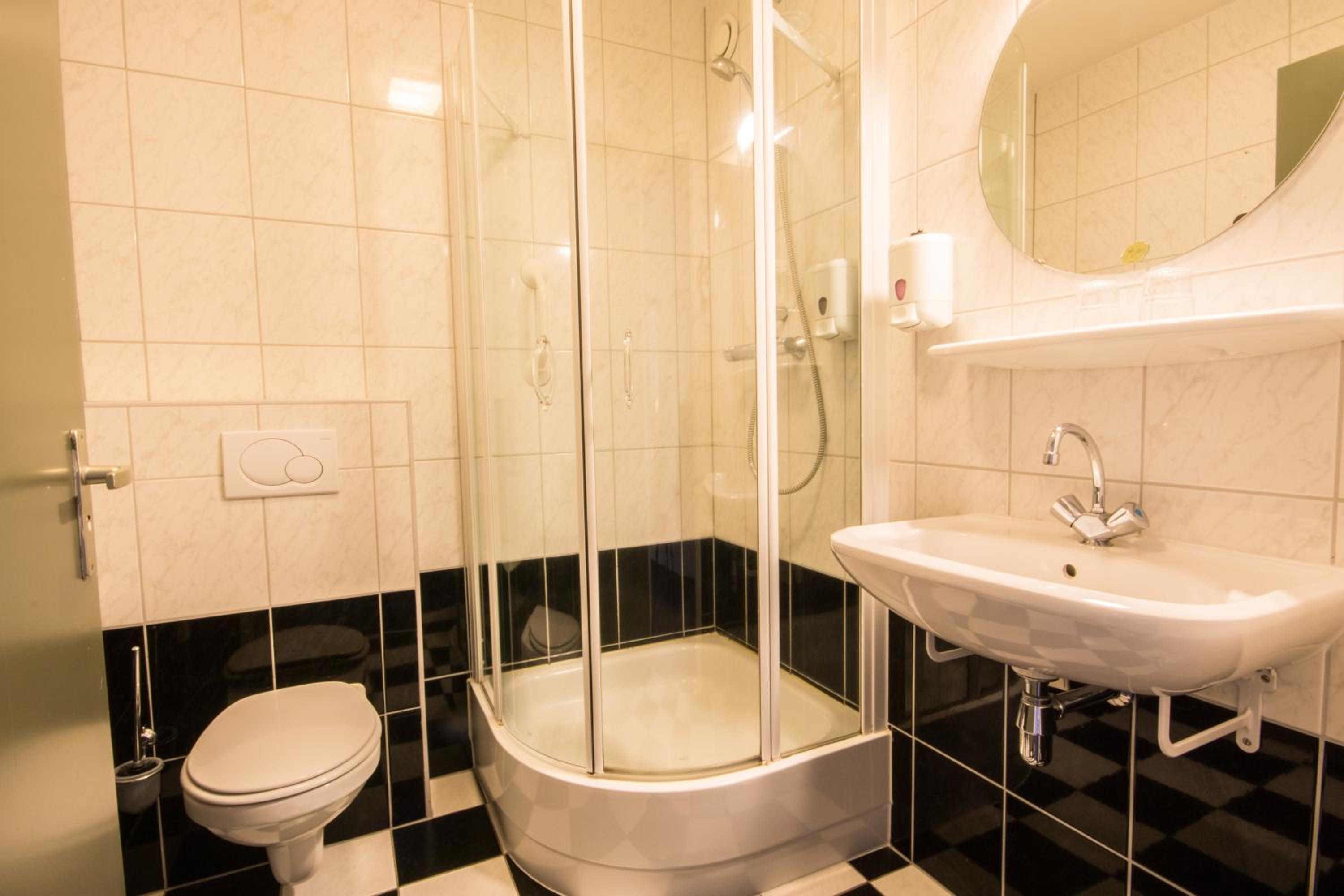 Large Double Room - Photo 4