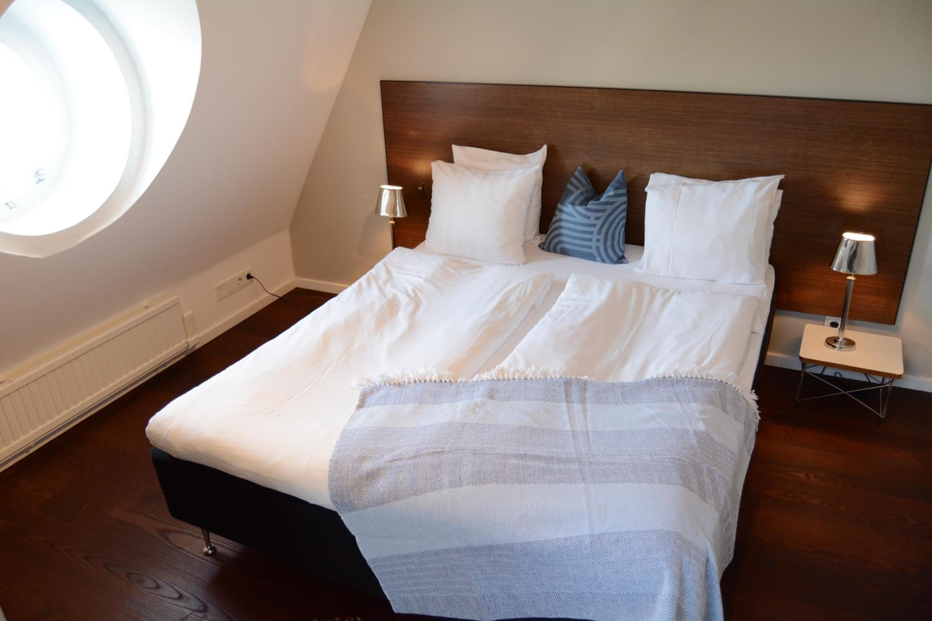 Deluxe One-Bedroom Apartment