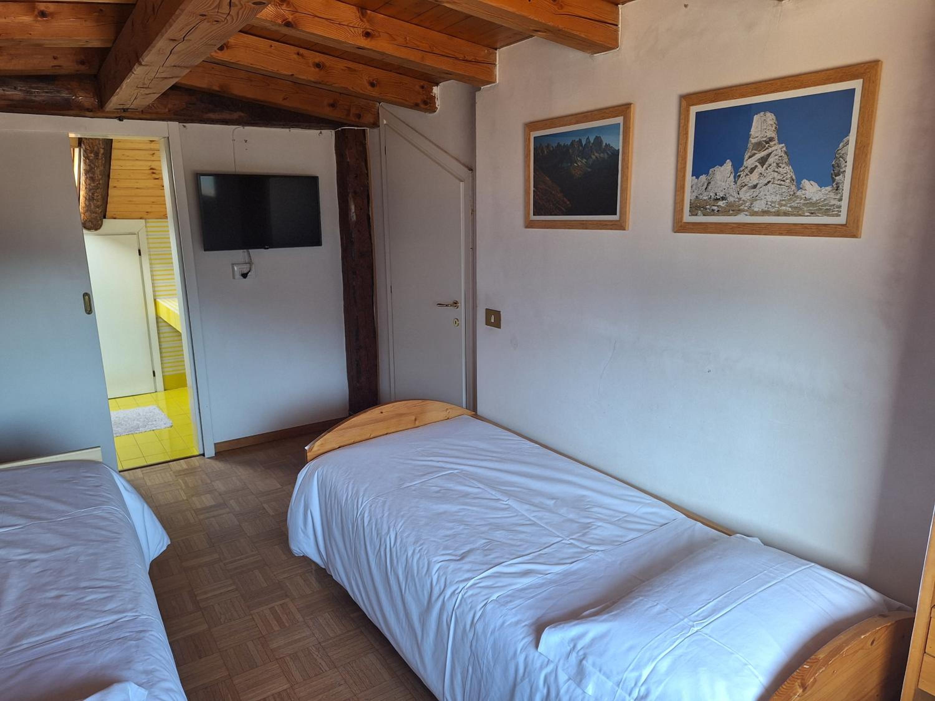 Twin Room with Private Bathroom photo 3