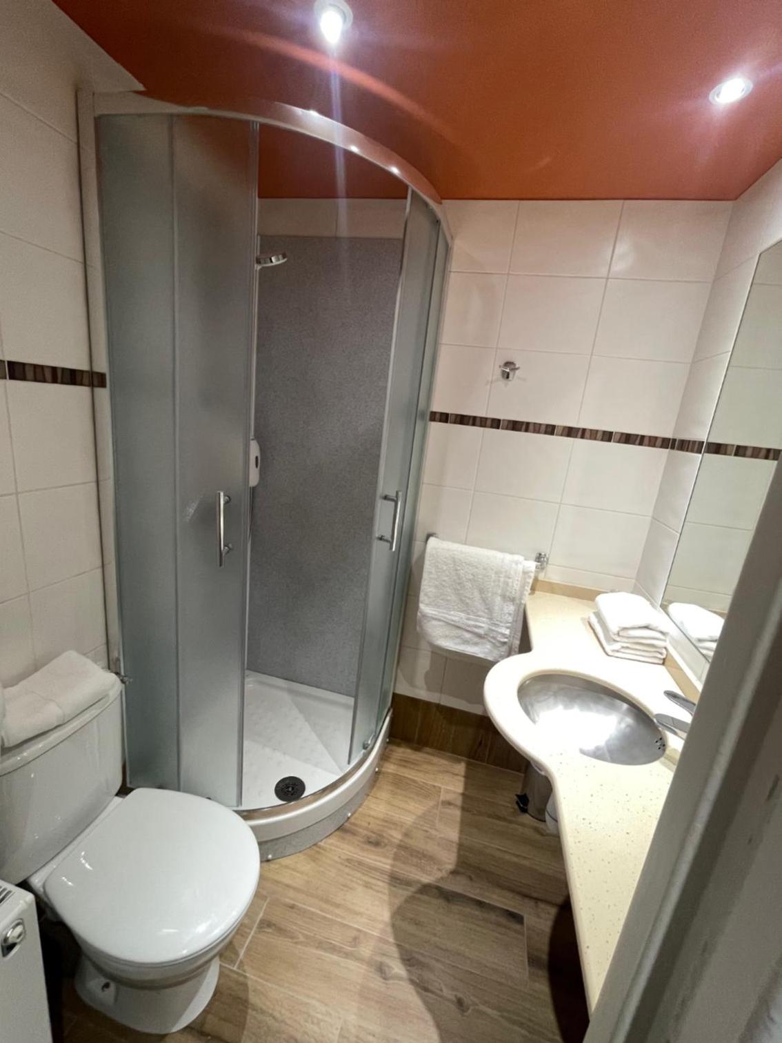 Double or Twin Room with Shower