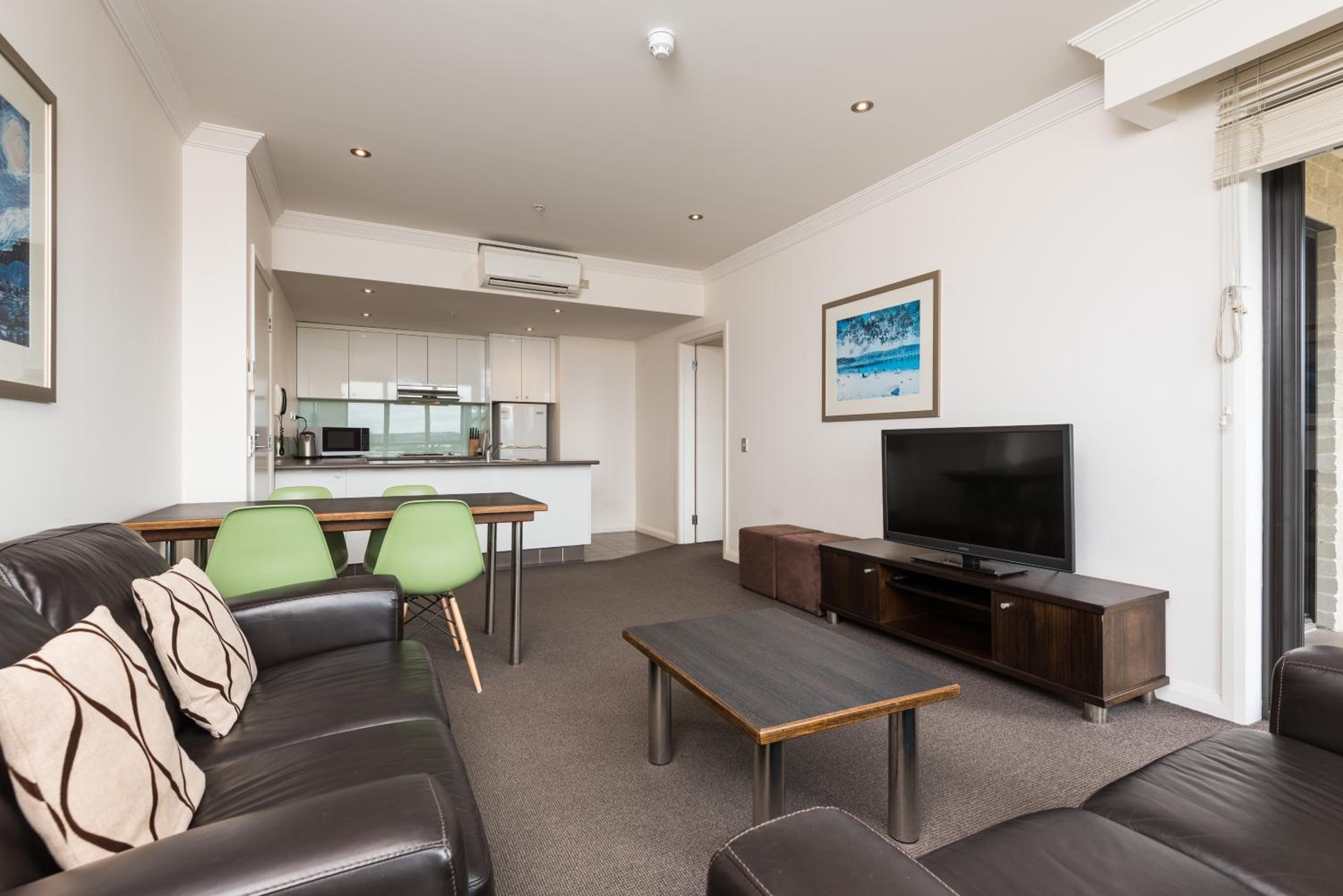 One-Bedroom Apartment - Photo 2