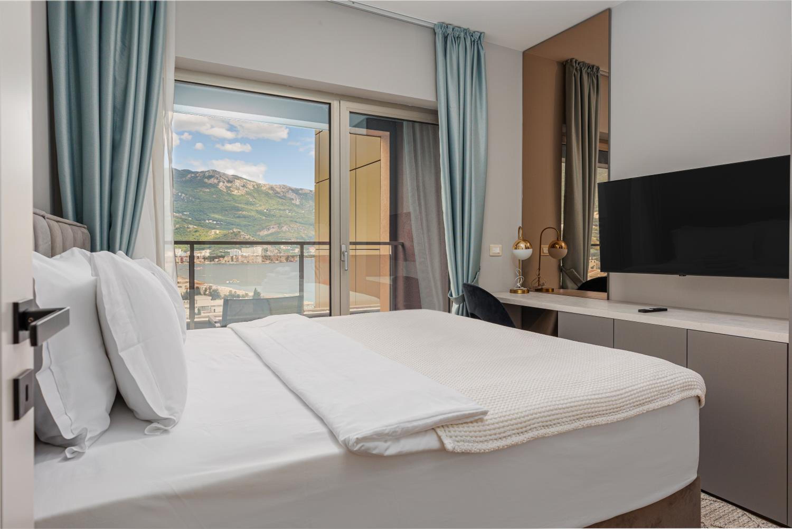 Sea Skyline One-bedroom Apartment with Terrace