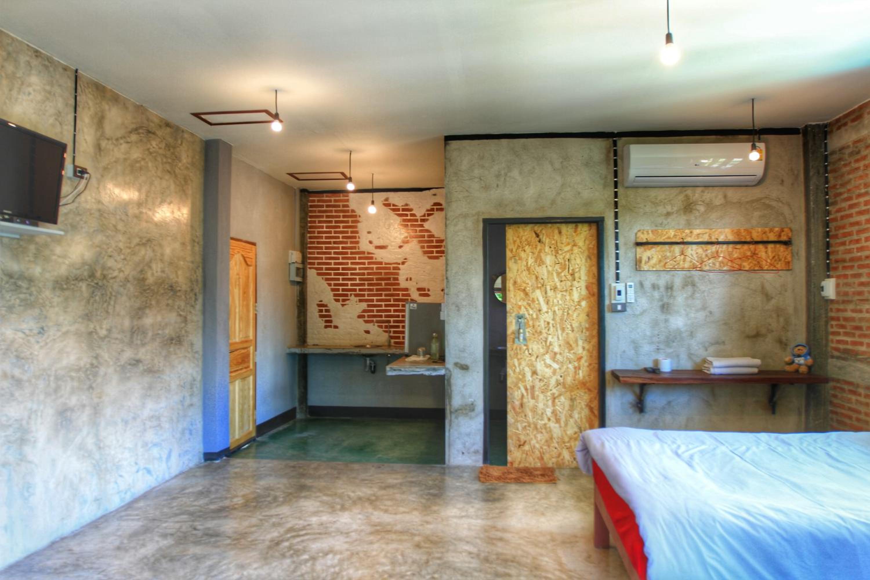 Family Suite with Balcony - Photo 8