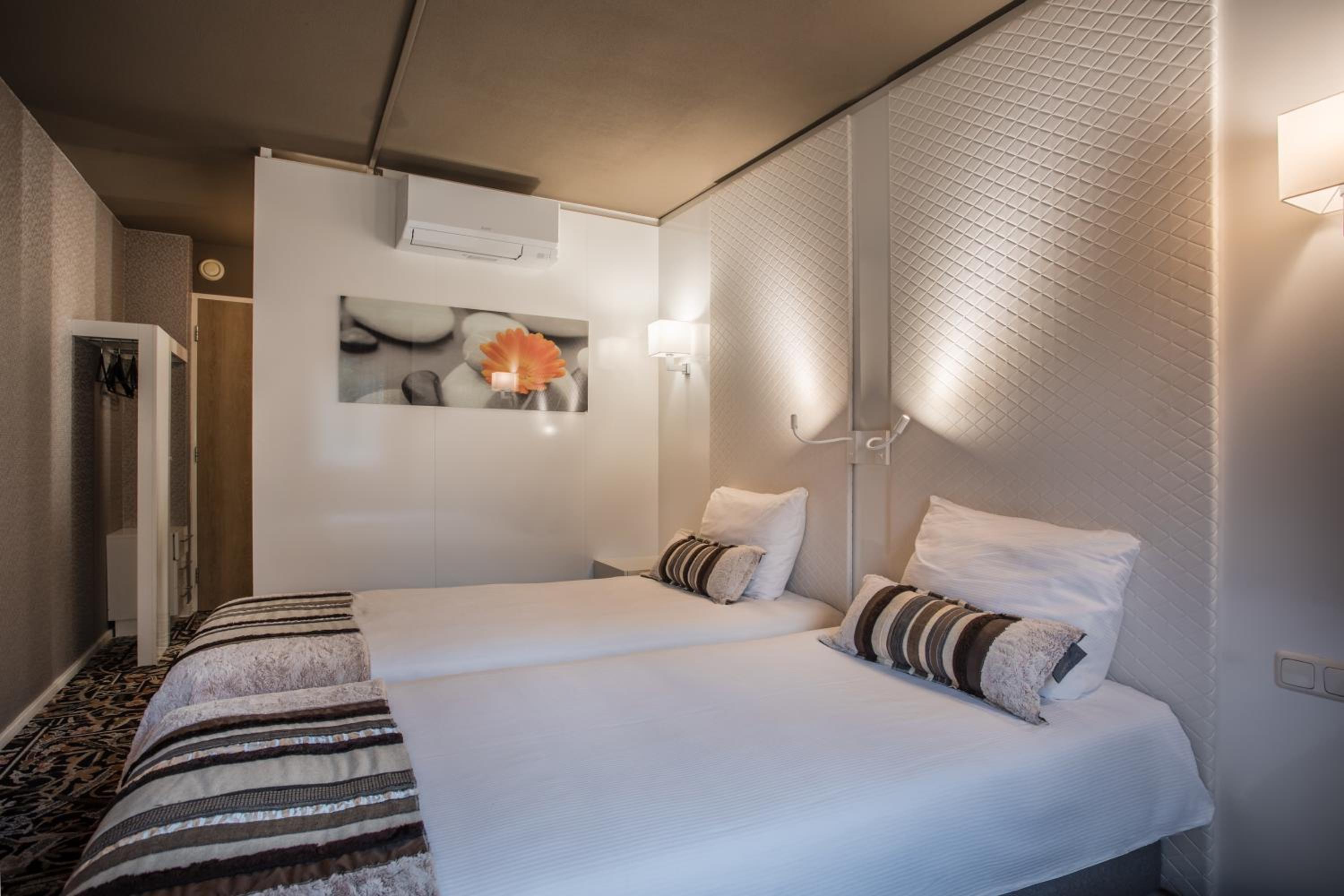 King Room with Roll-In Shower - Disability Access