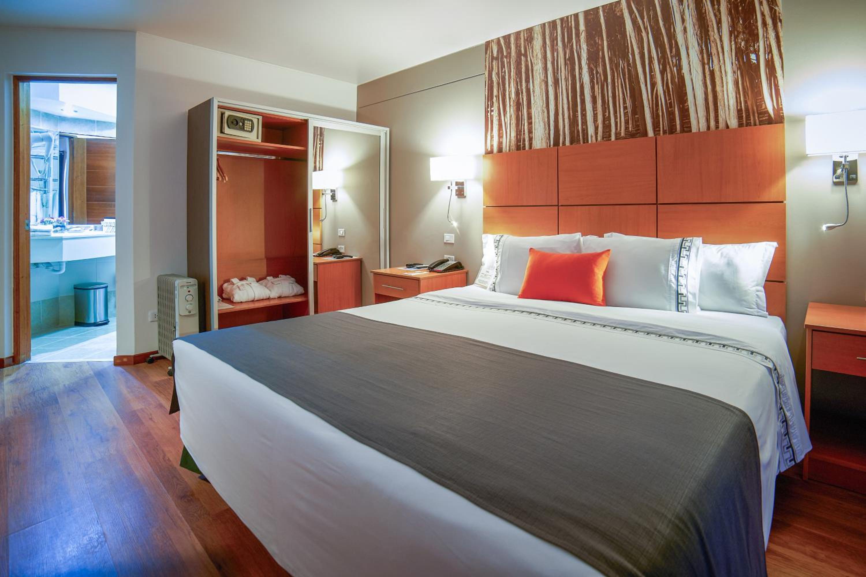 Standard King Room - Photo 4
