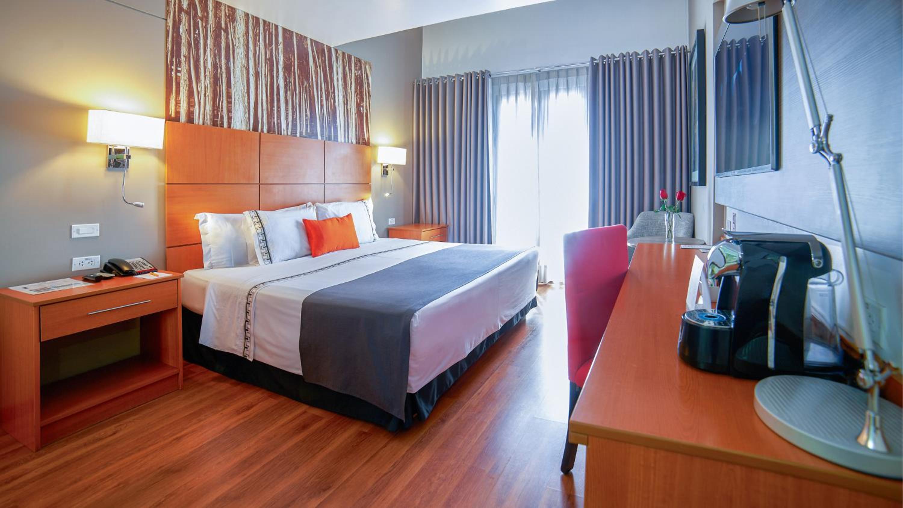 Superior King Room with Balcony - Photo 4