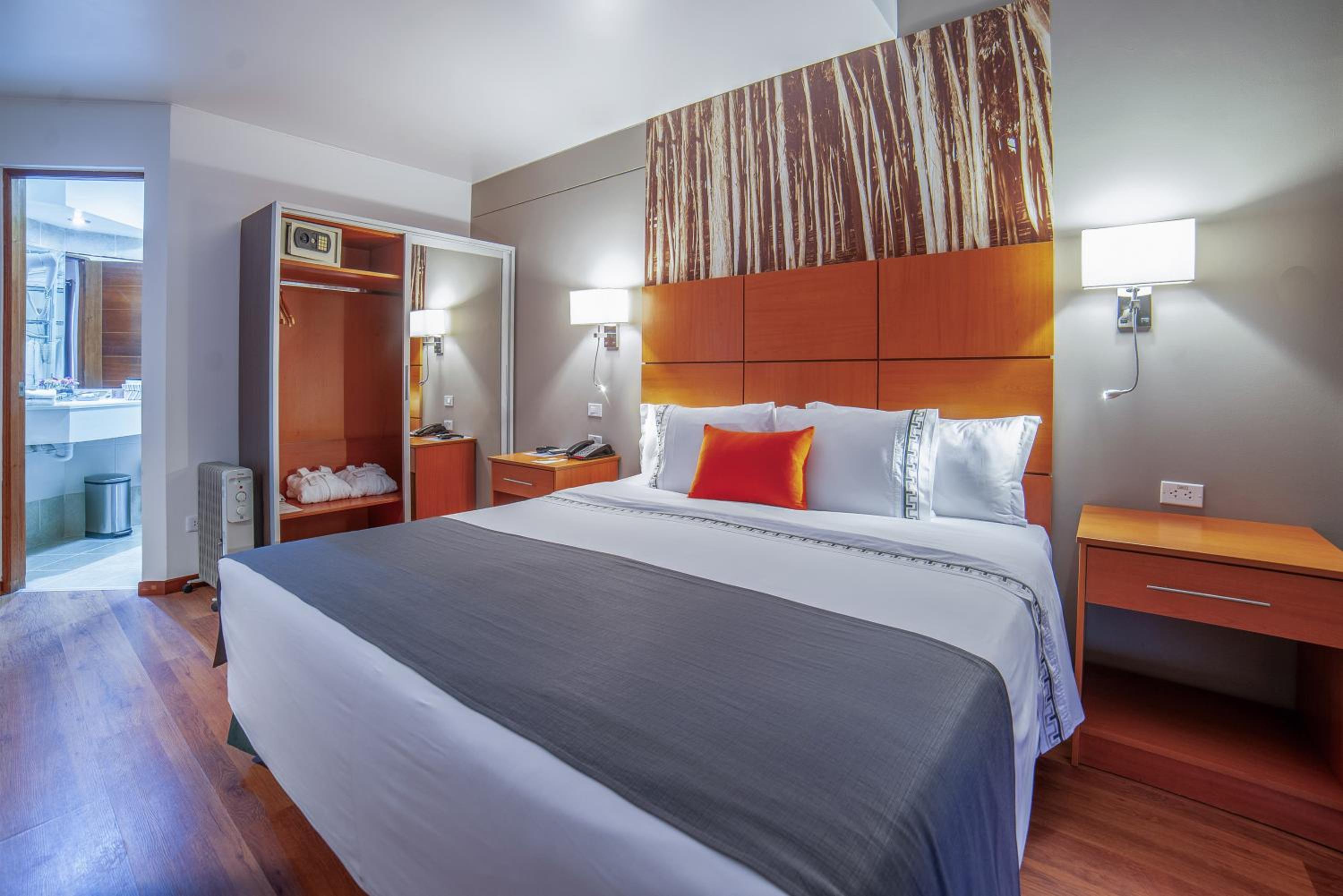 Superior King Room with Balcony - Photo 2