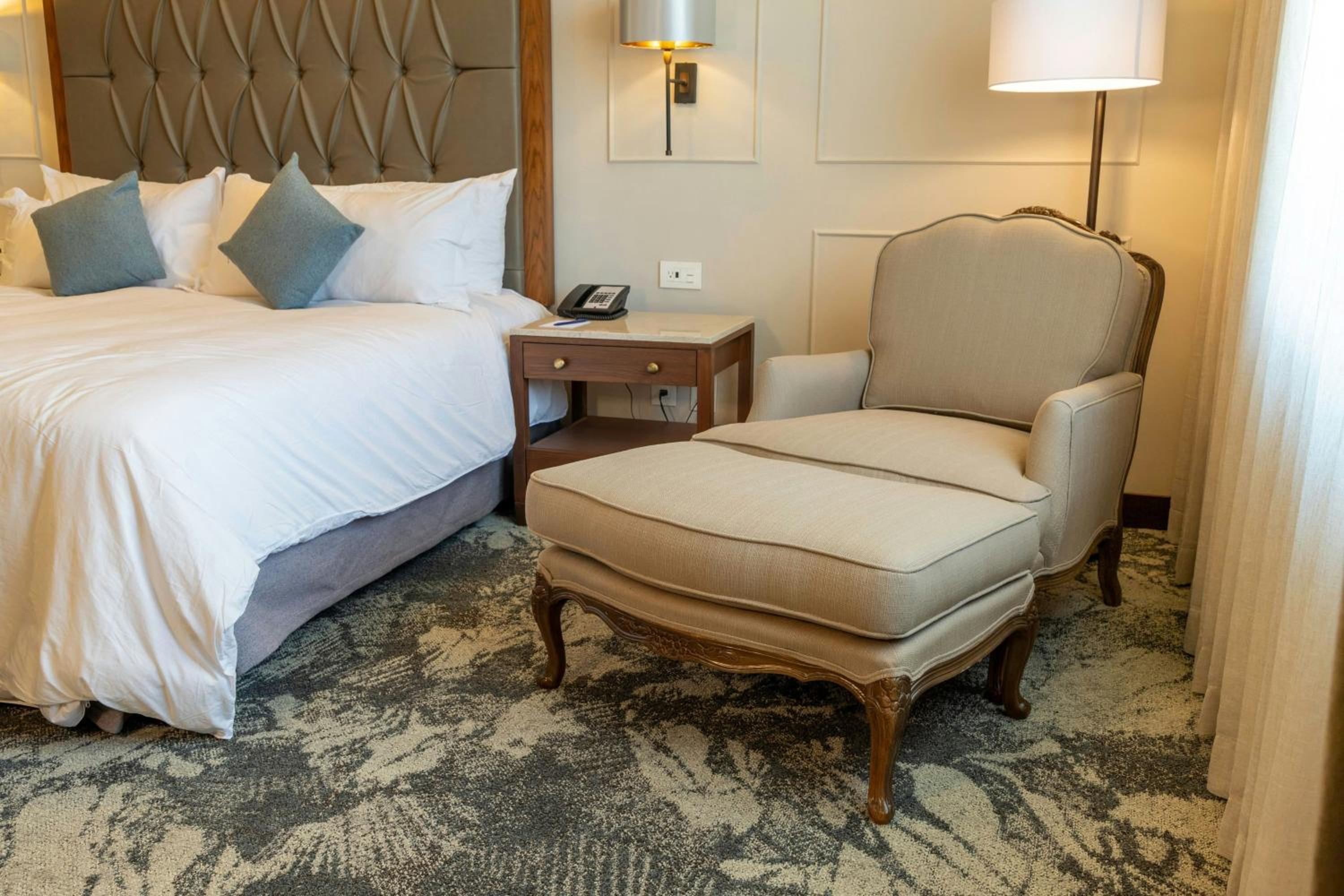 One-Bedroom Grand Class King Suite photo 1